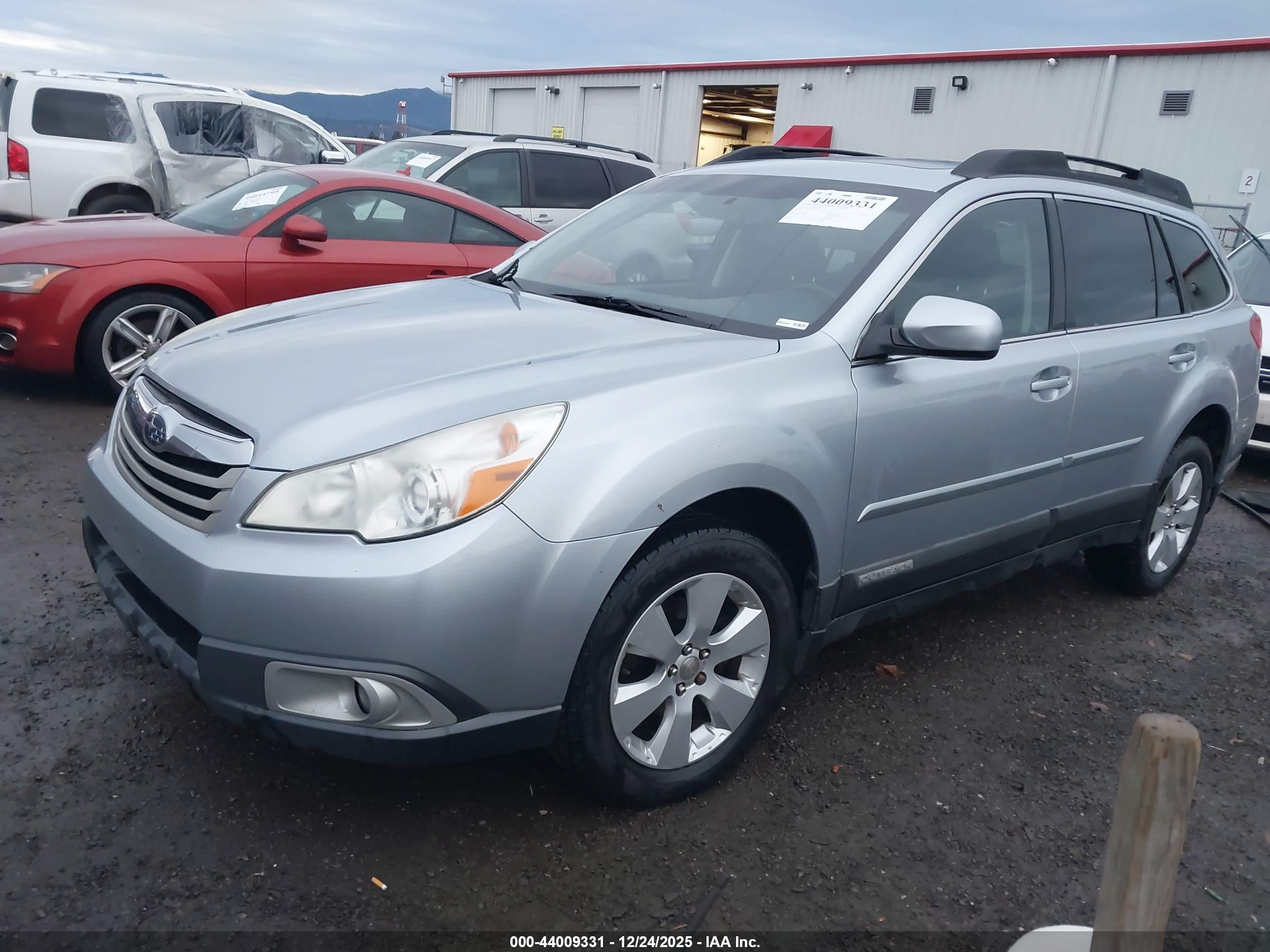 SUBARU OUTBACK image 2