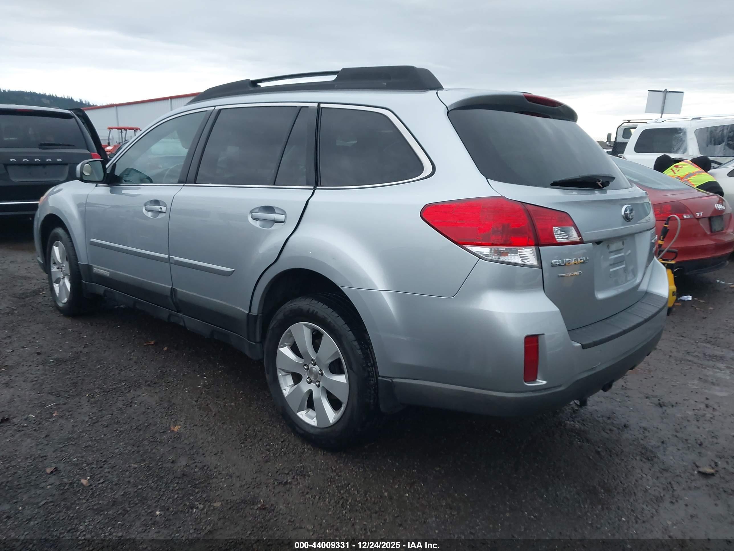SUBARU OUTBACK image 3