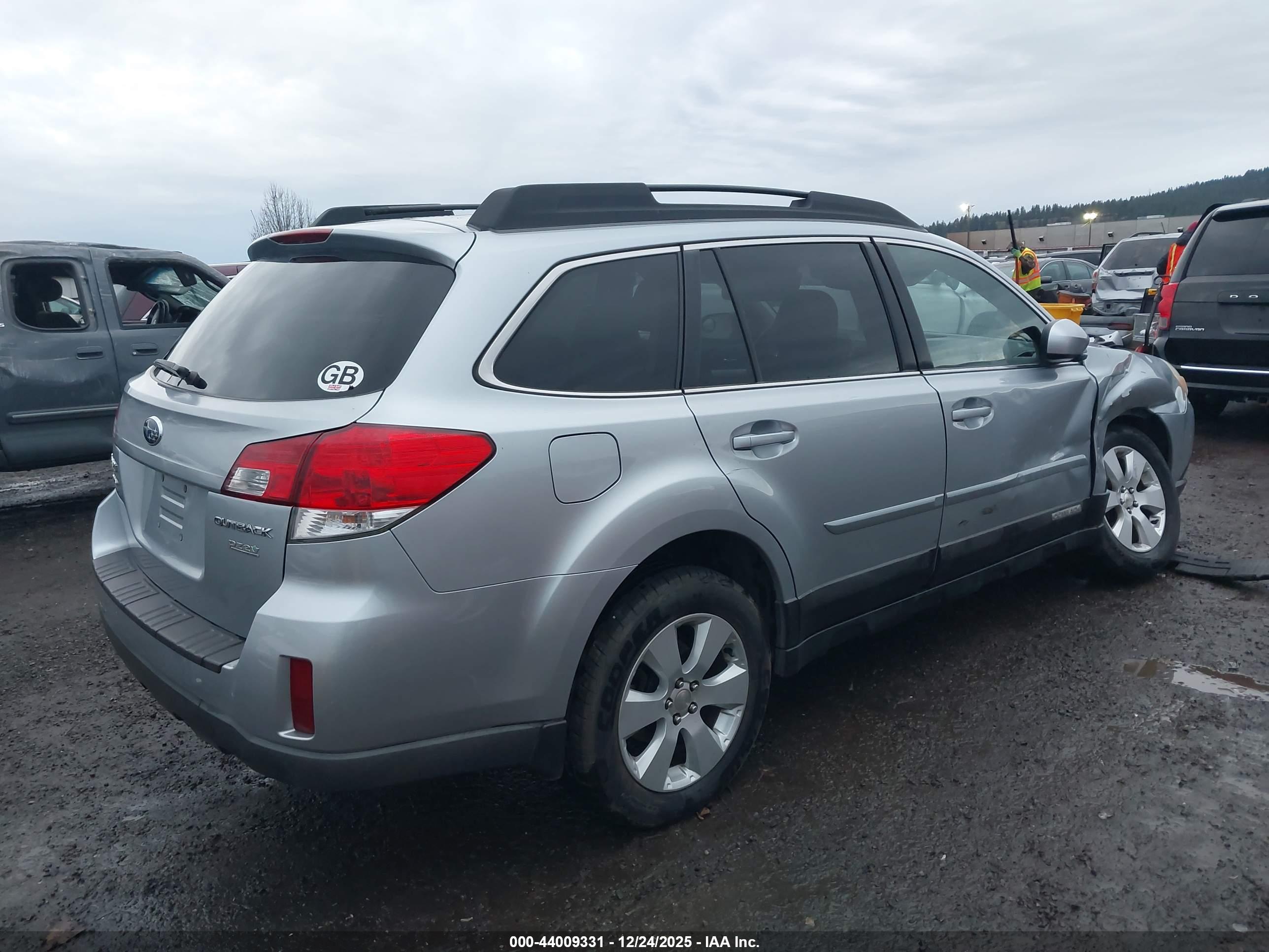 SUBARU OUTBACK image 4