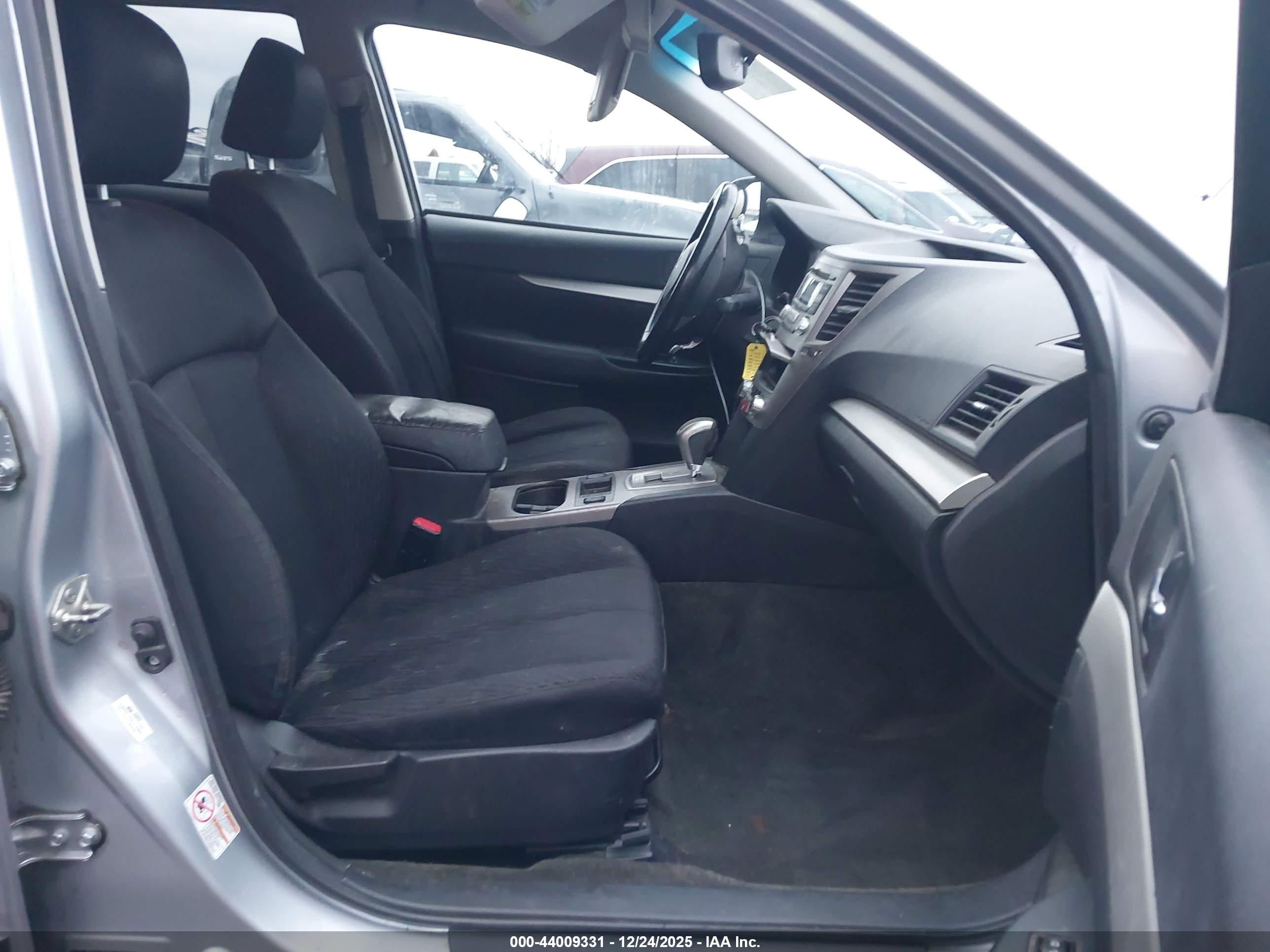 SUBARU OUTBACK image 5