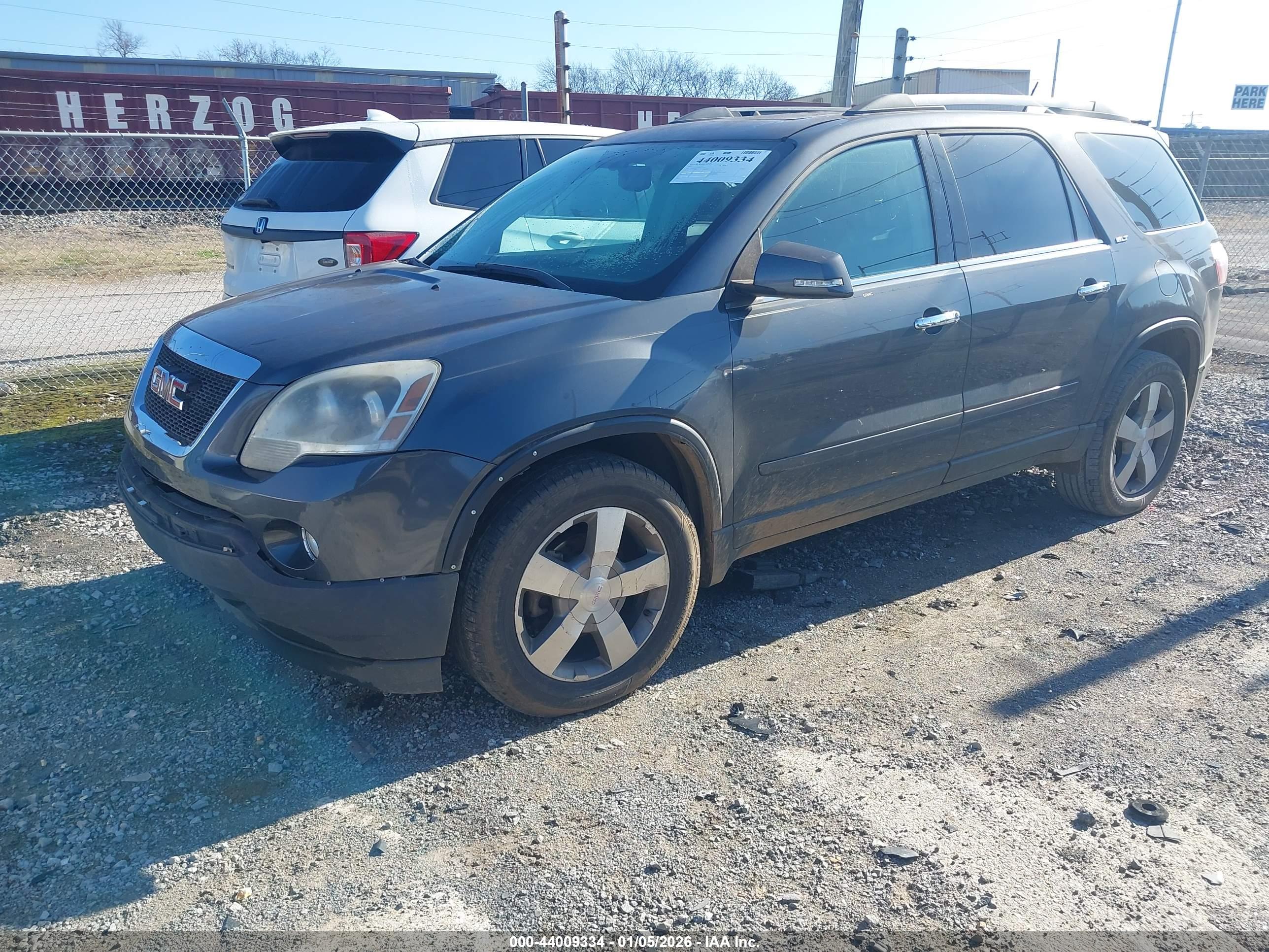 GMC ACADIA image 2