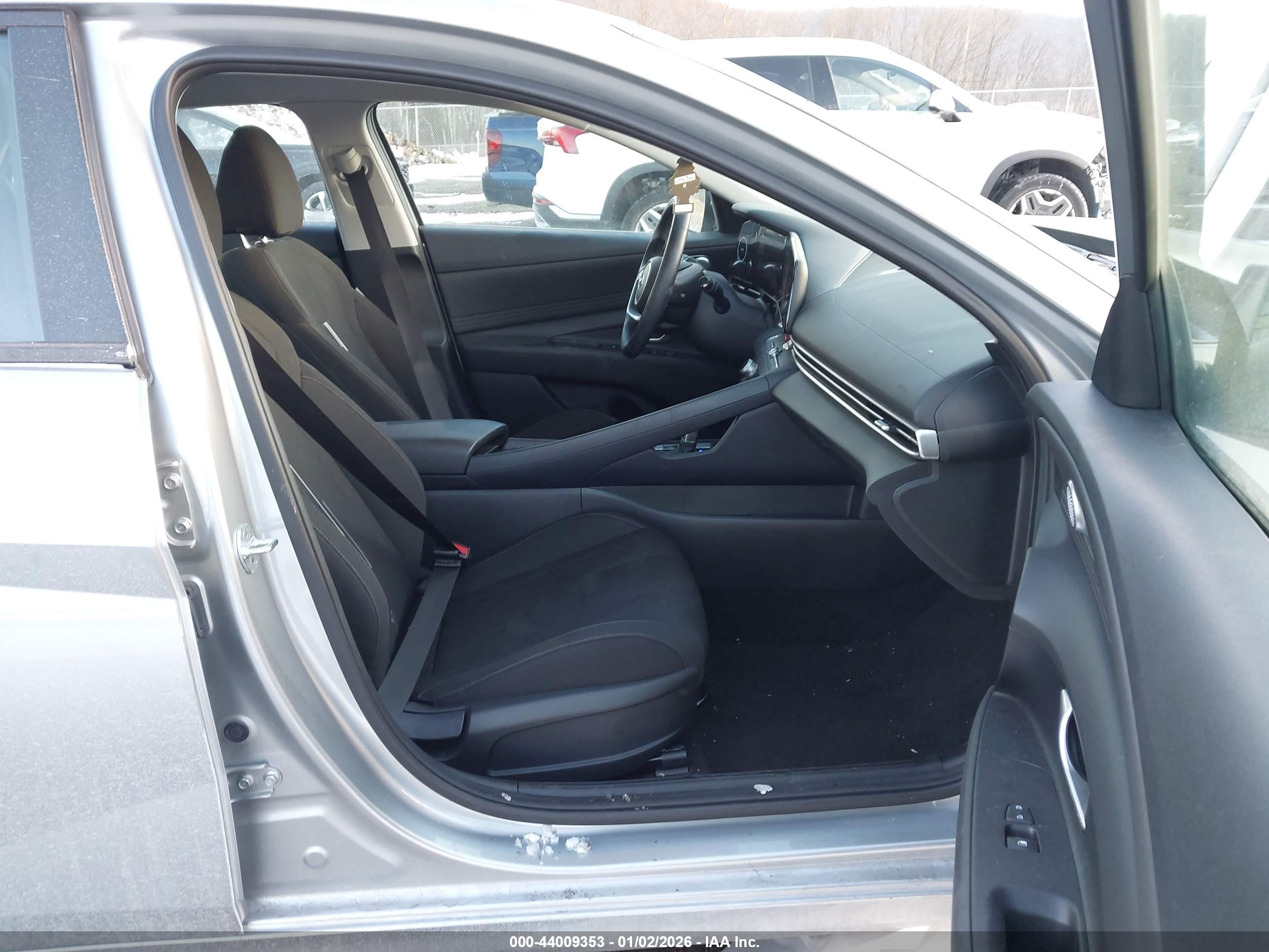 HYUNDAI ELANTRA image 5