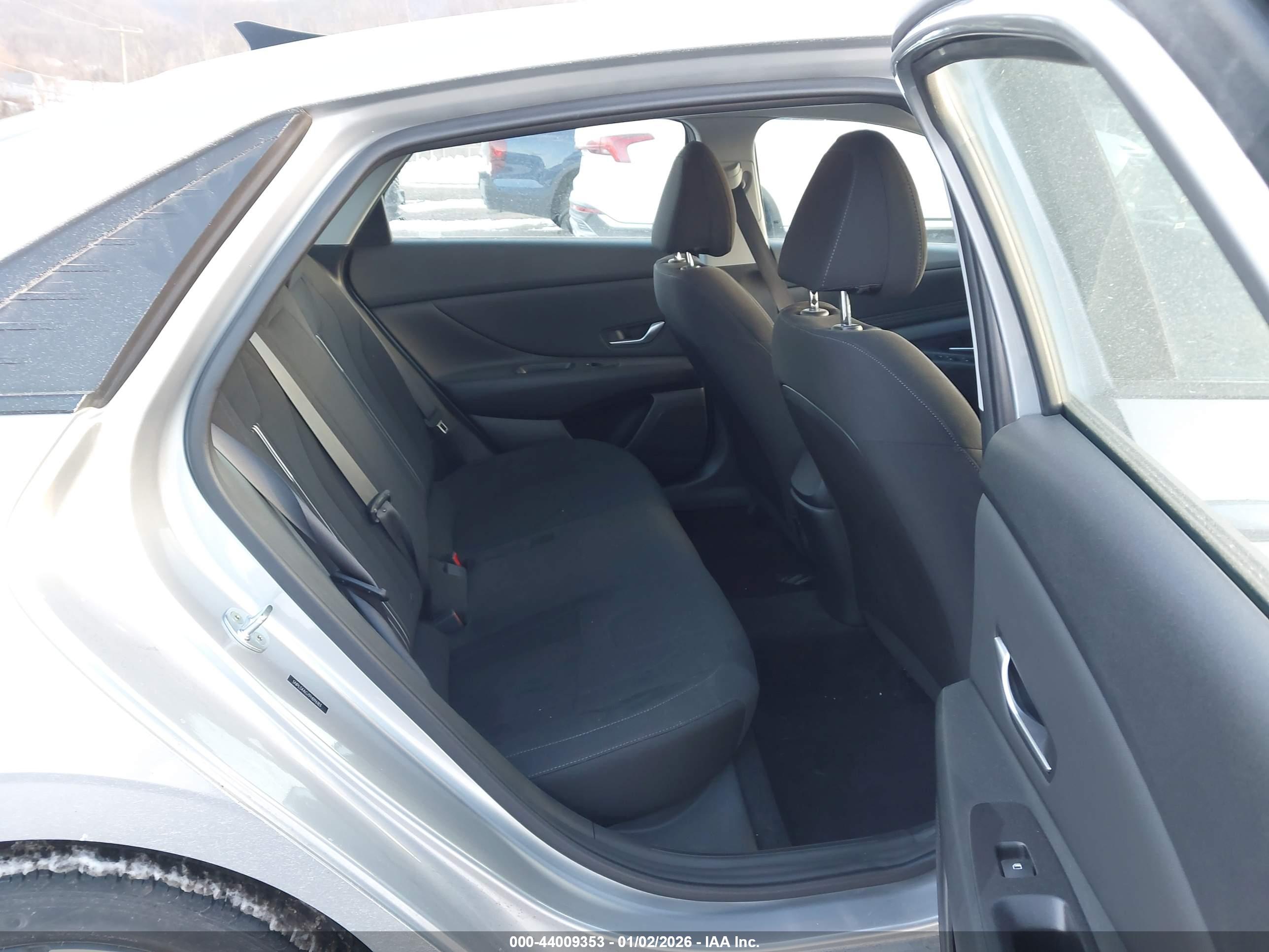 HYUNDAI ELANTRA image 8