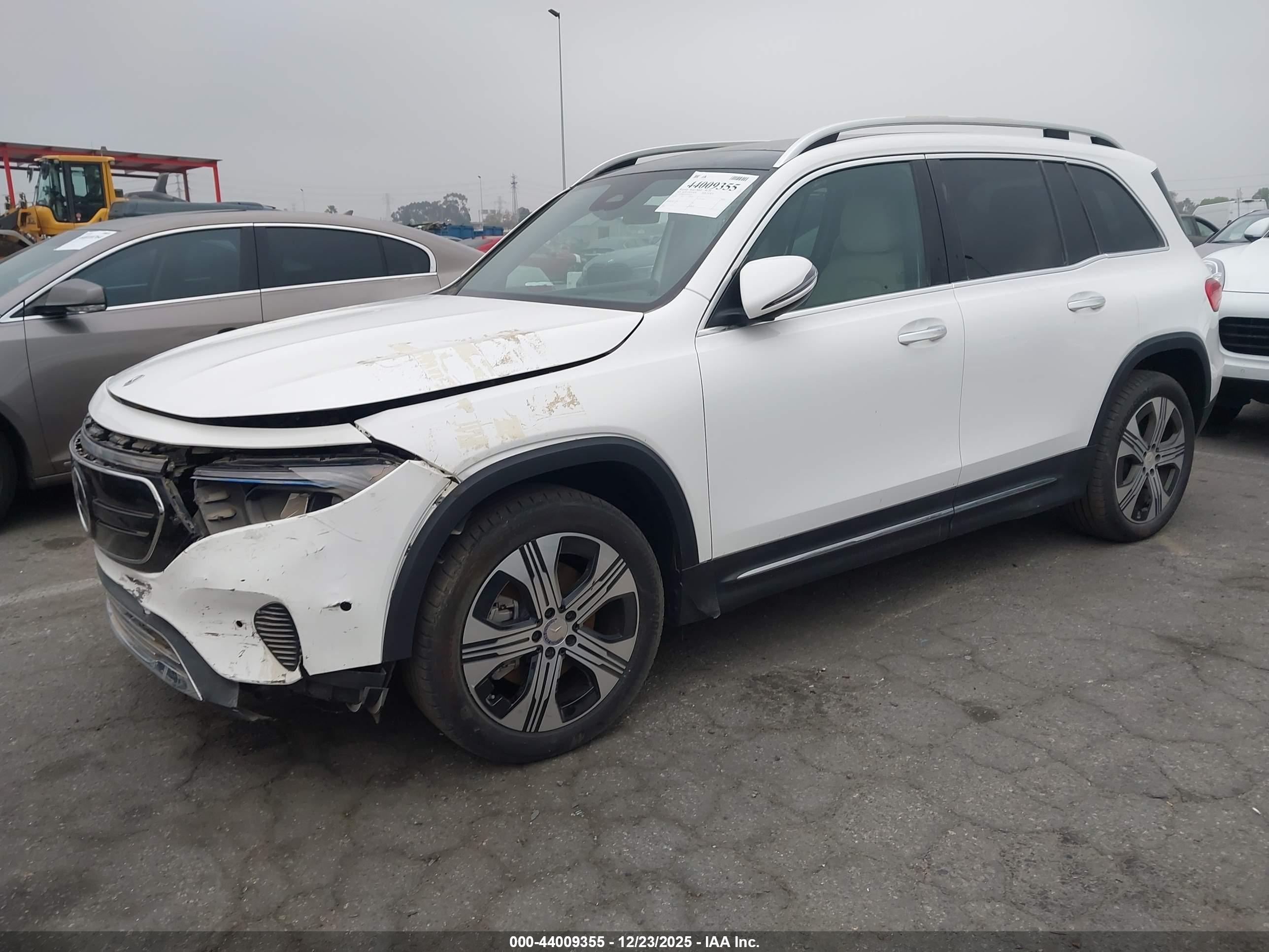 MERCEDES-BENZ EQB image 2