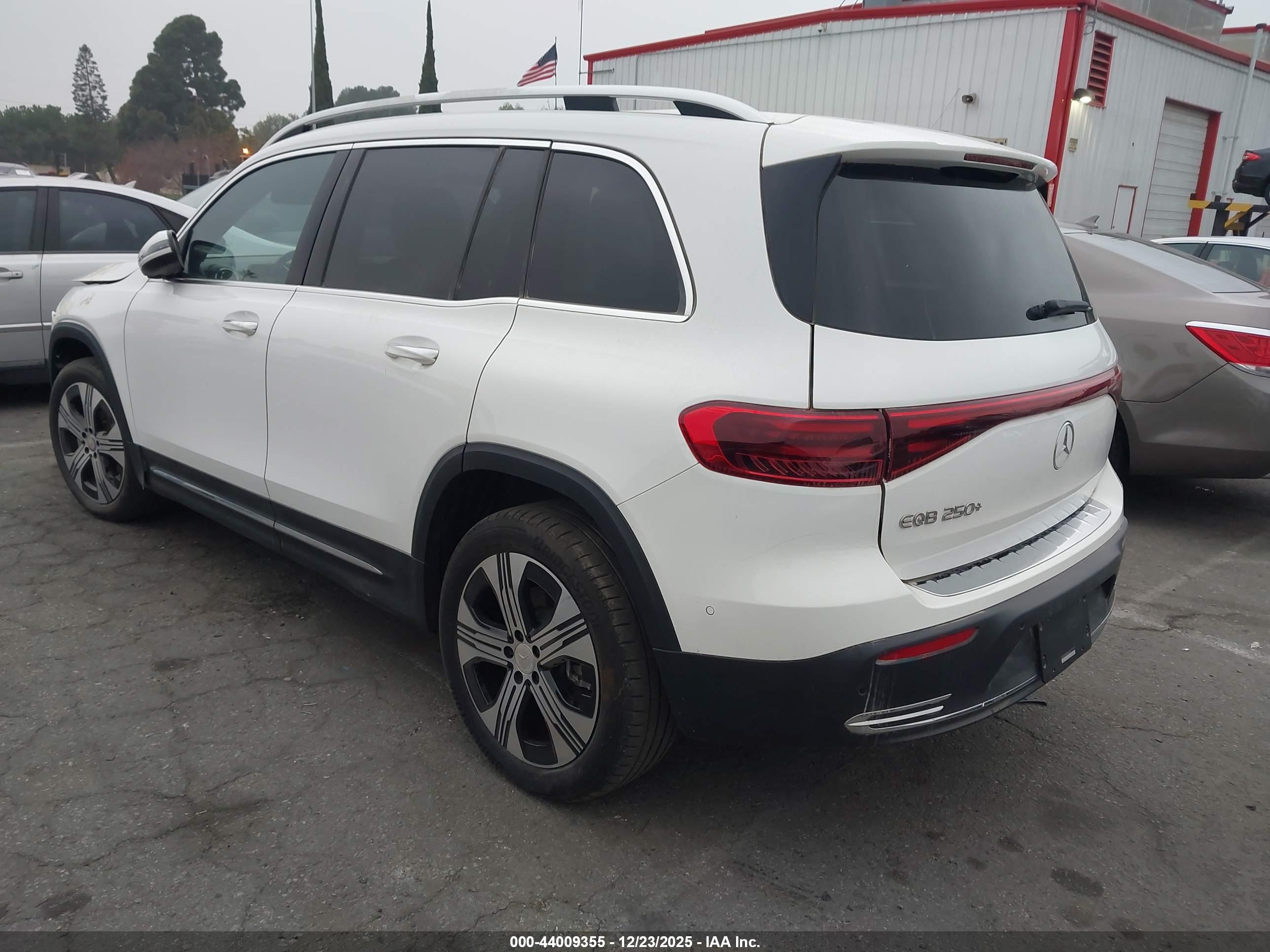 MERCEDES-BENZ EQB image 3