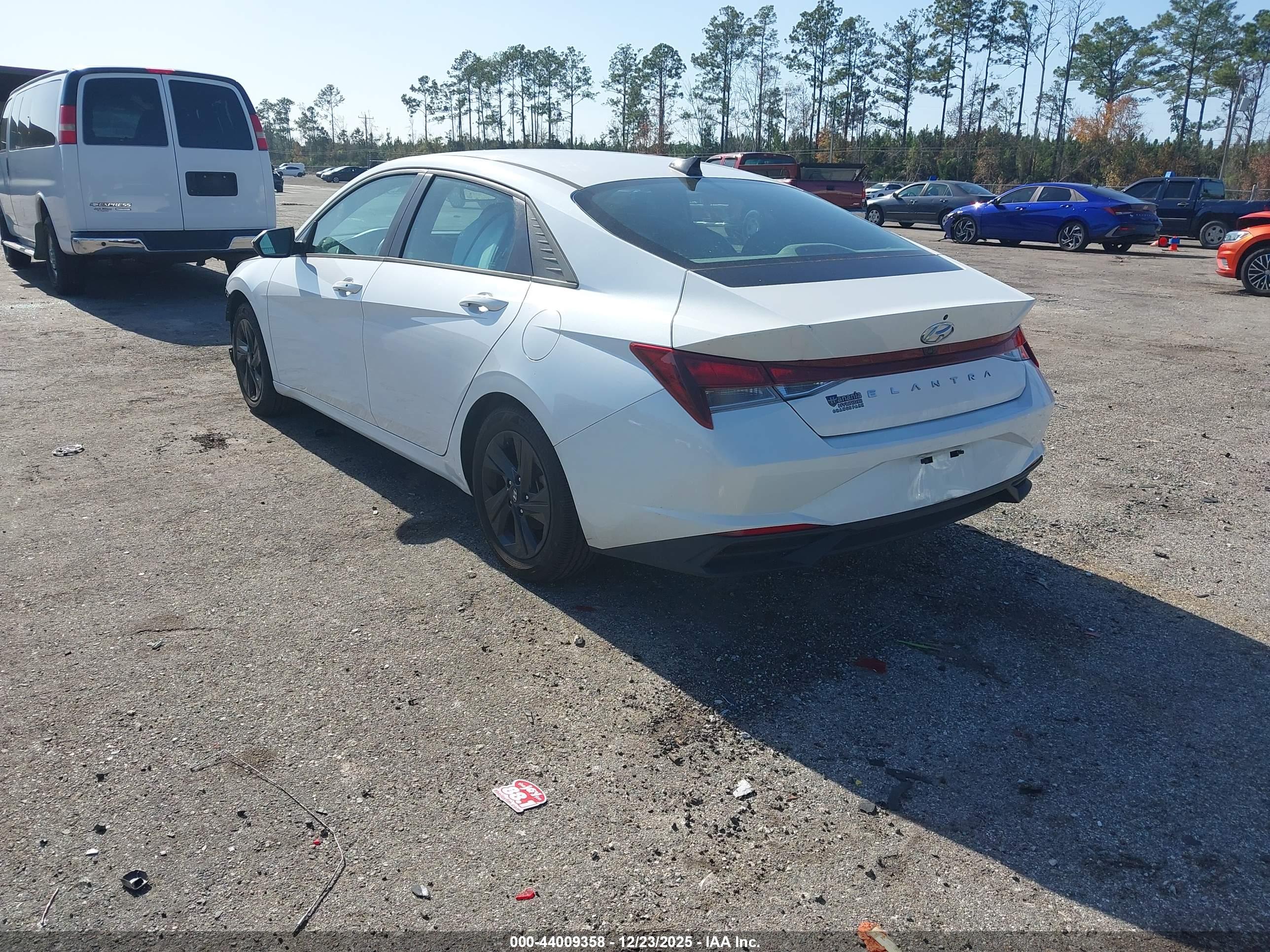 HYUNDAI ELANTRA image 3