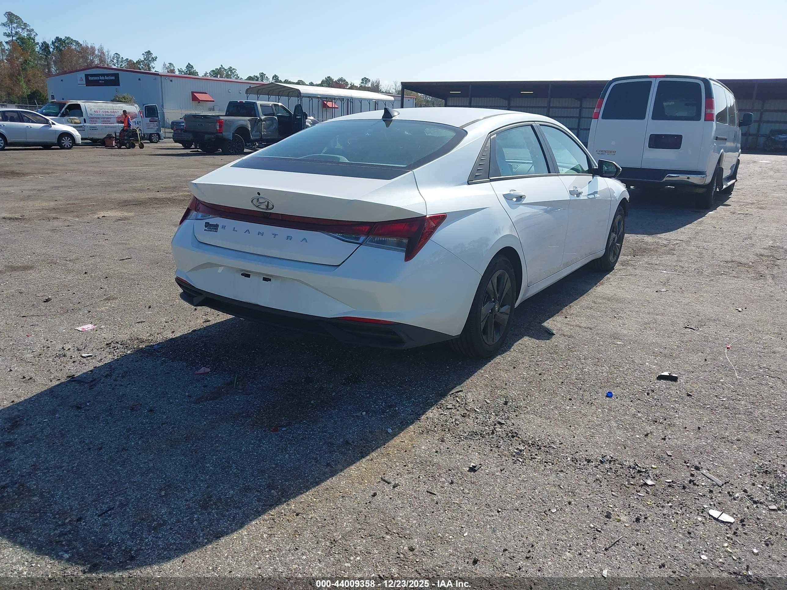 HYUNDAI ELANTRA image 4