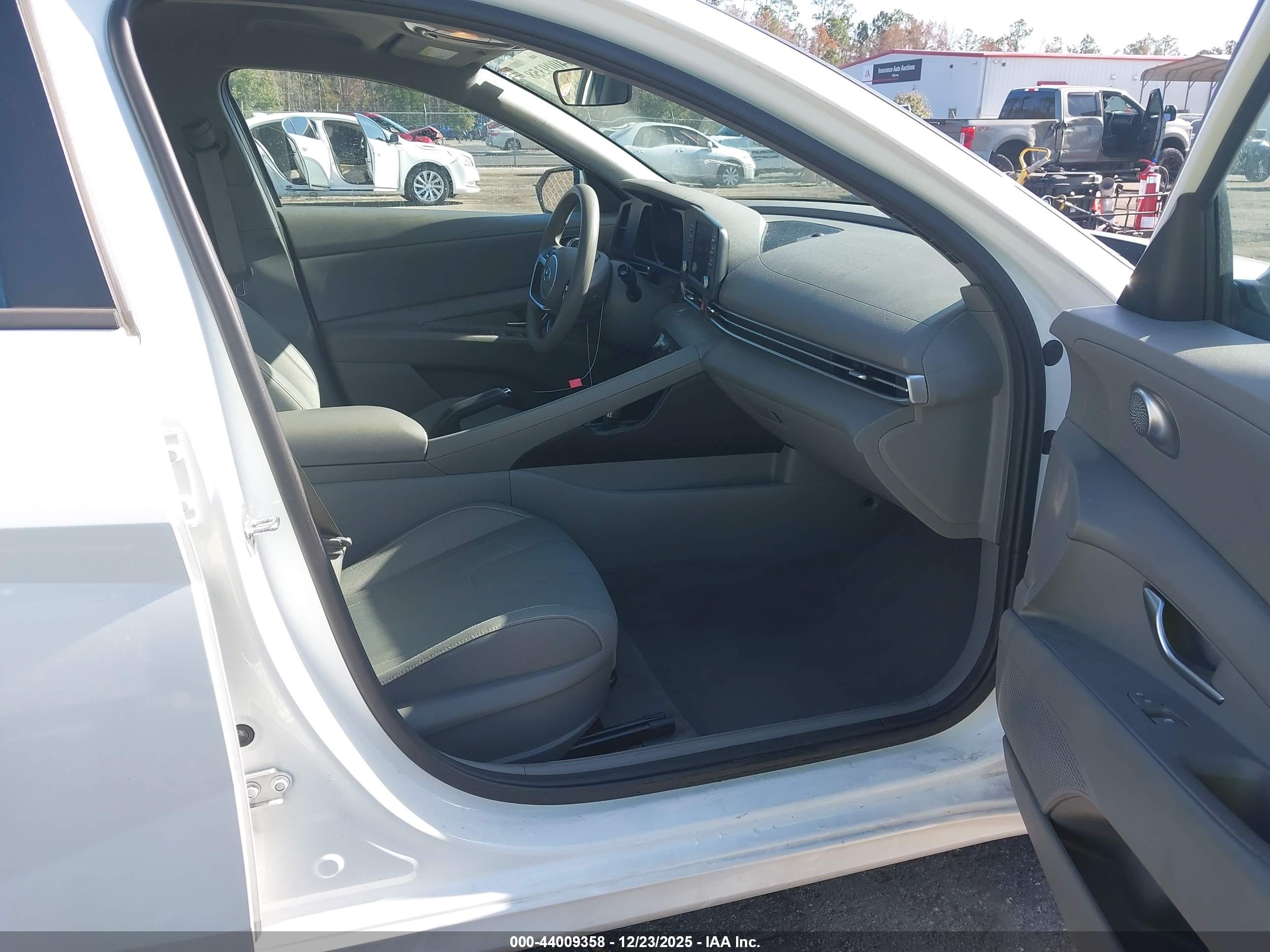 HYUNDAI ELANTRA image 5