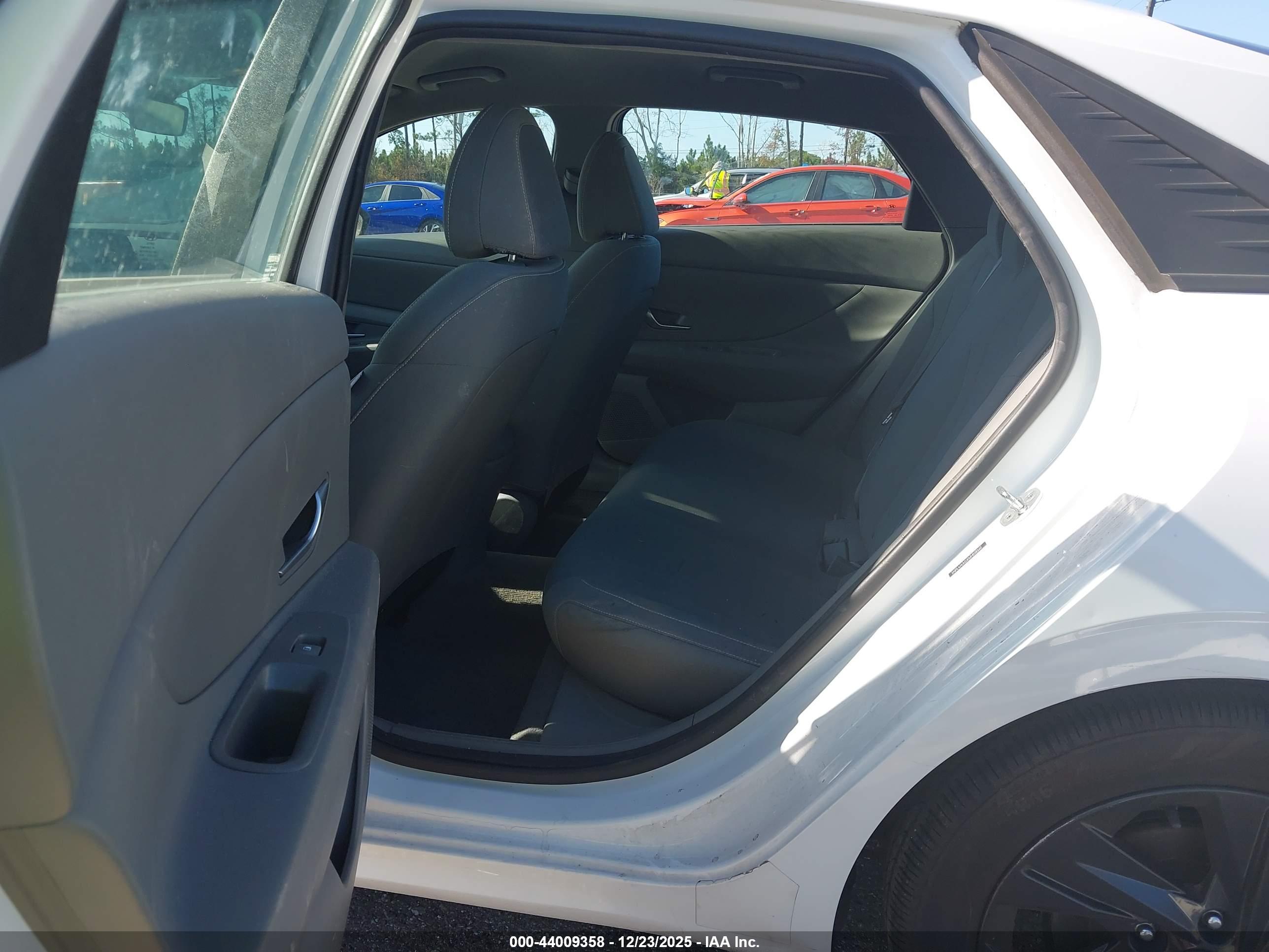 HYUNDAI ELANTRA image 8