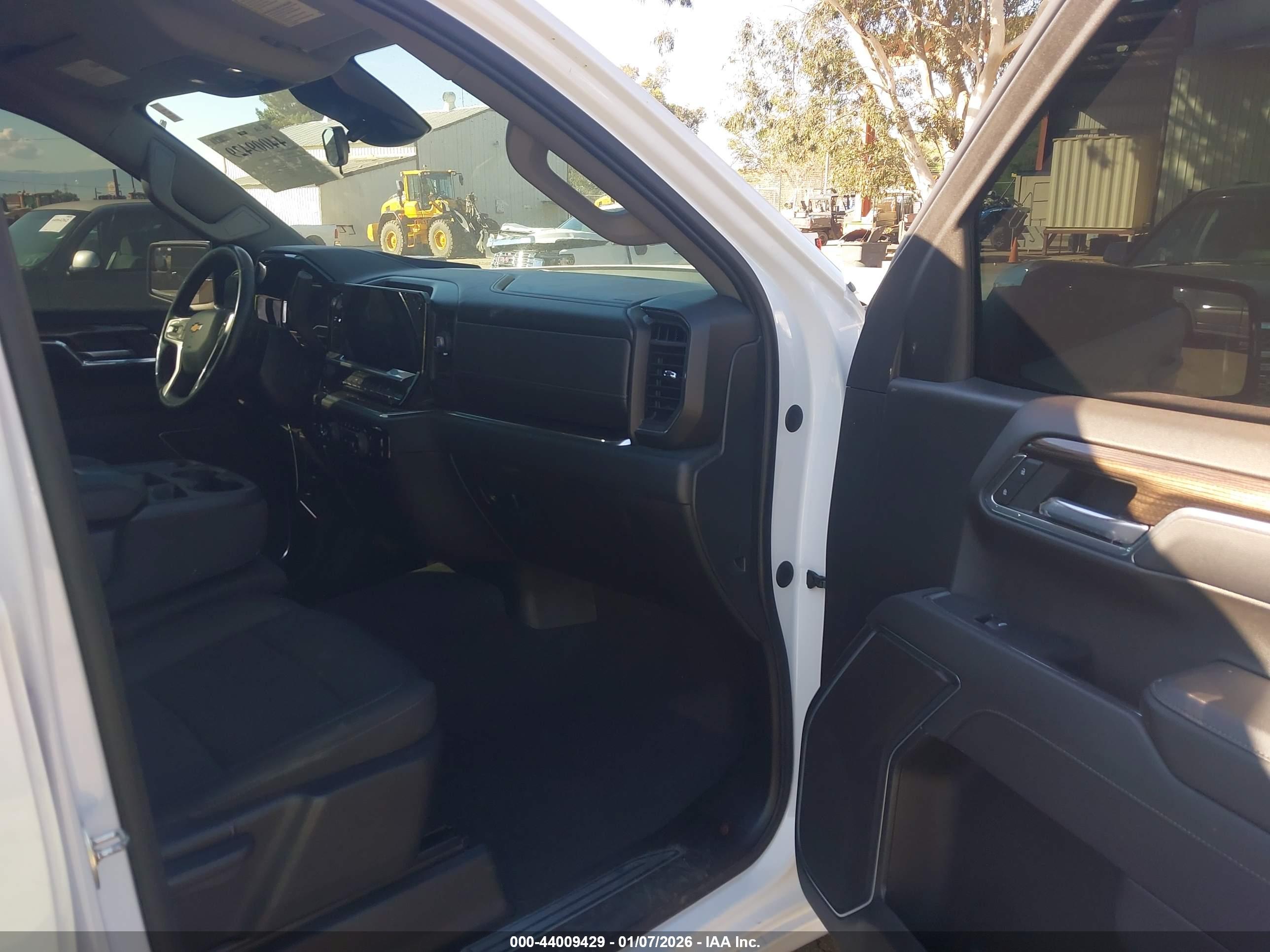 CHEVROLET SILVERADO image 5