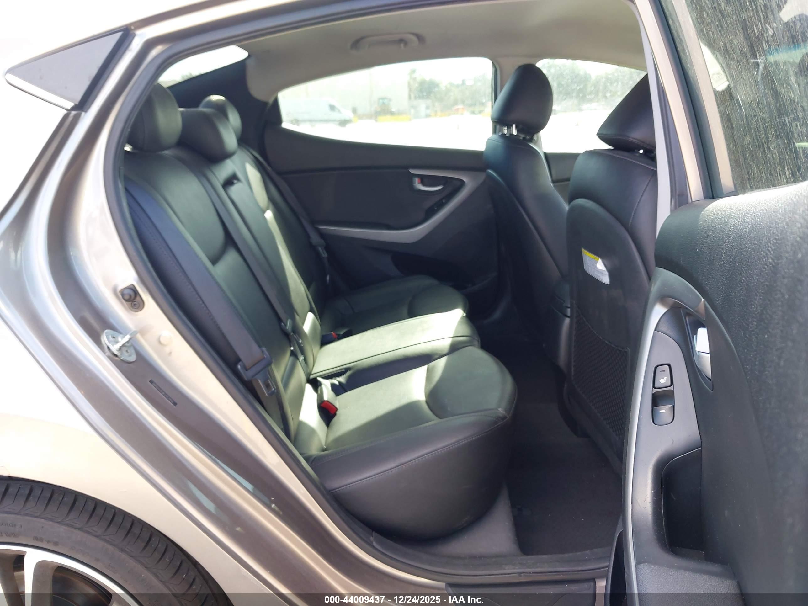 HYUNDAI ELANTRA image 8
