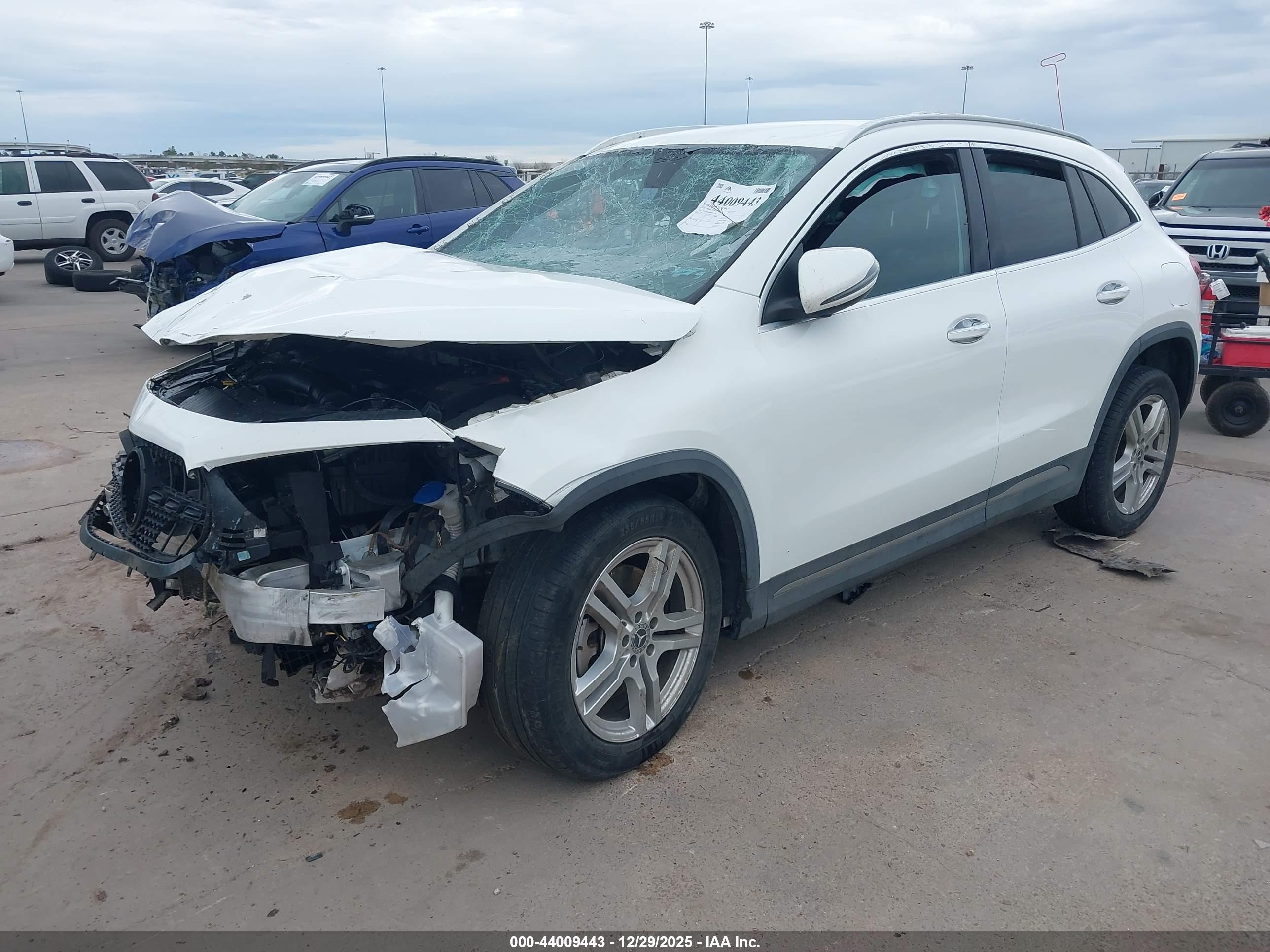 MERCEDES-BENZ GLA image 2