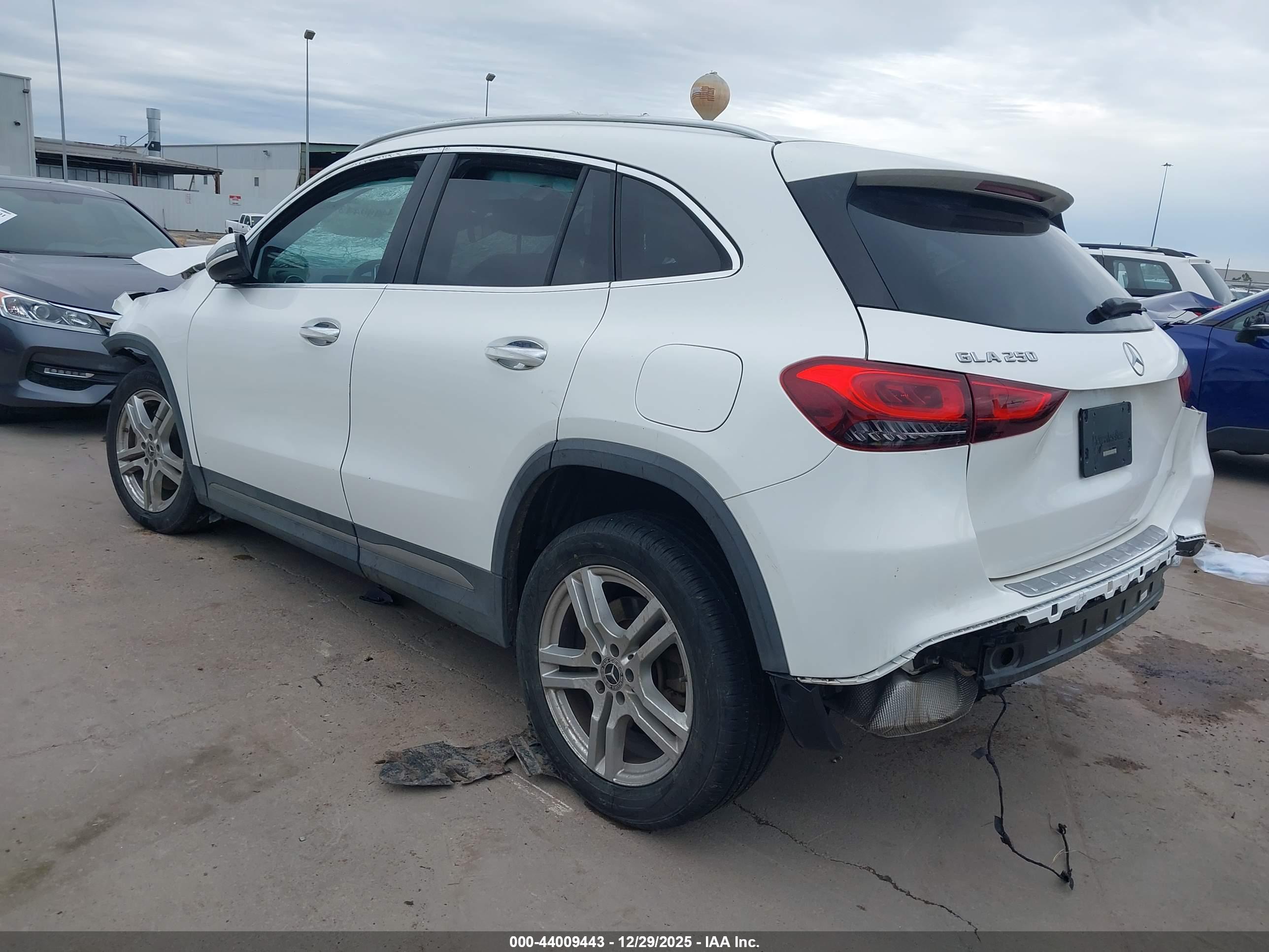 MERCEDES-BENZ GLA image 3