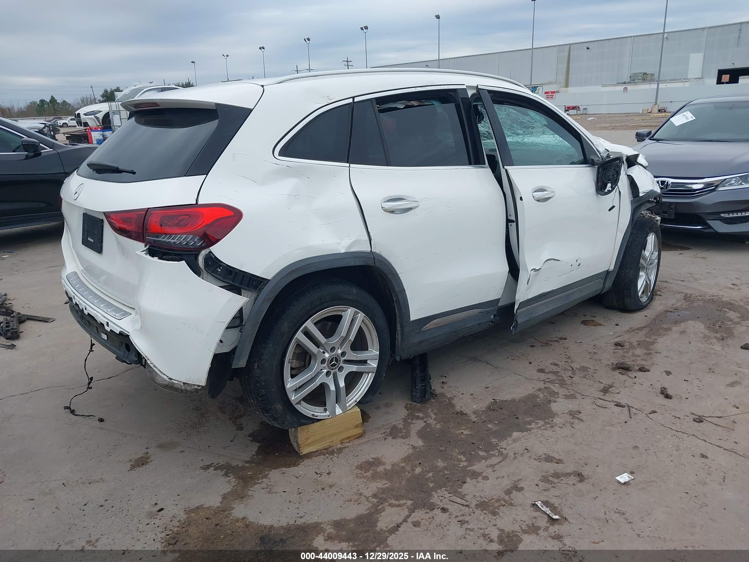 MERCEDES-BENZ GLA image 4