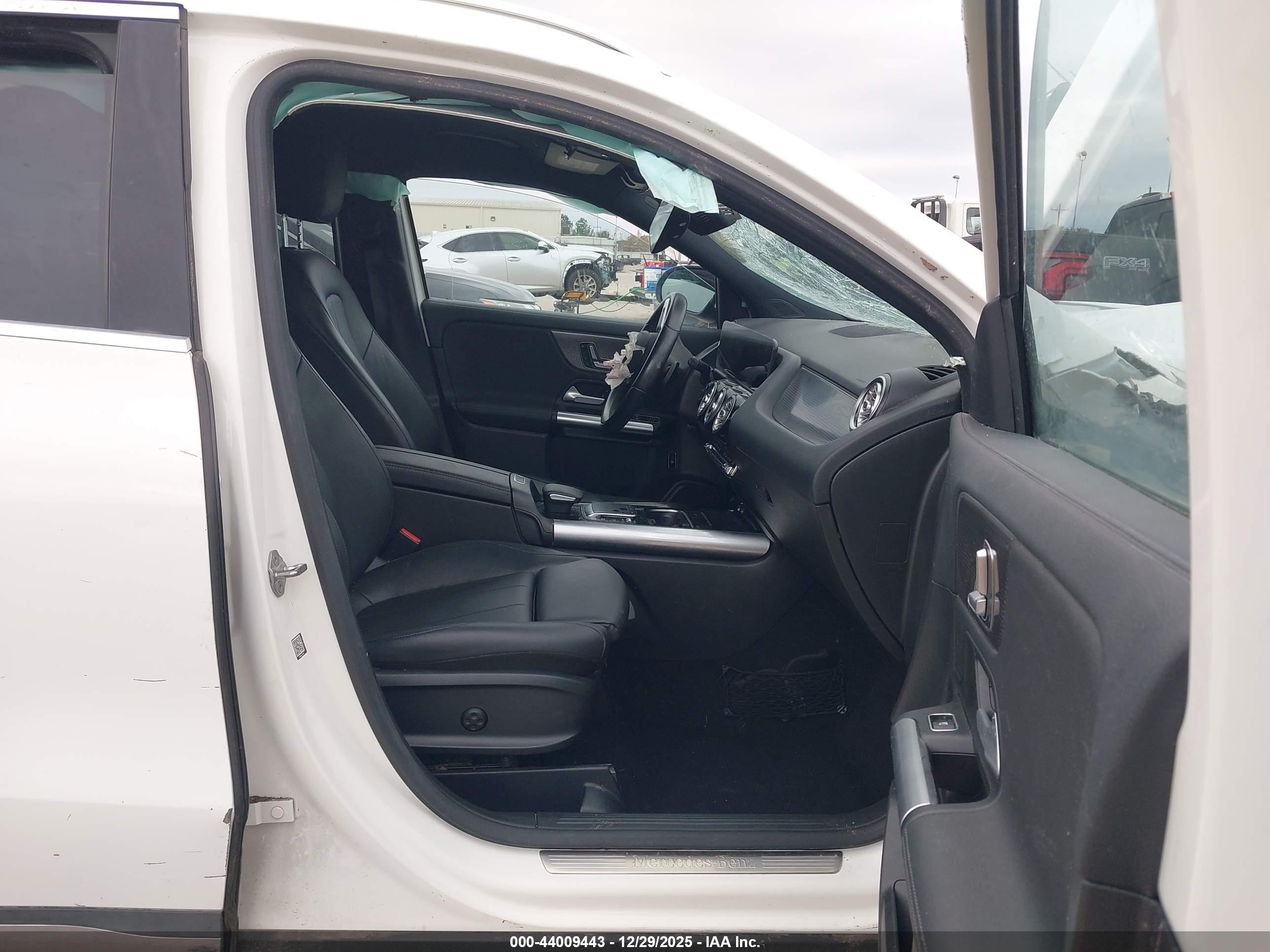 MERCEDES-BENZ GLA image 5