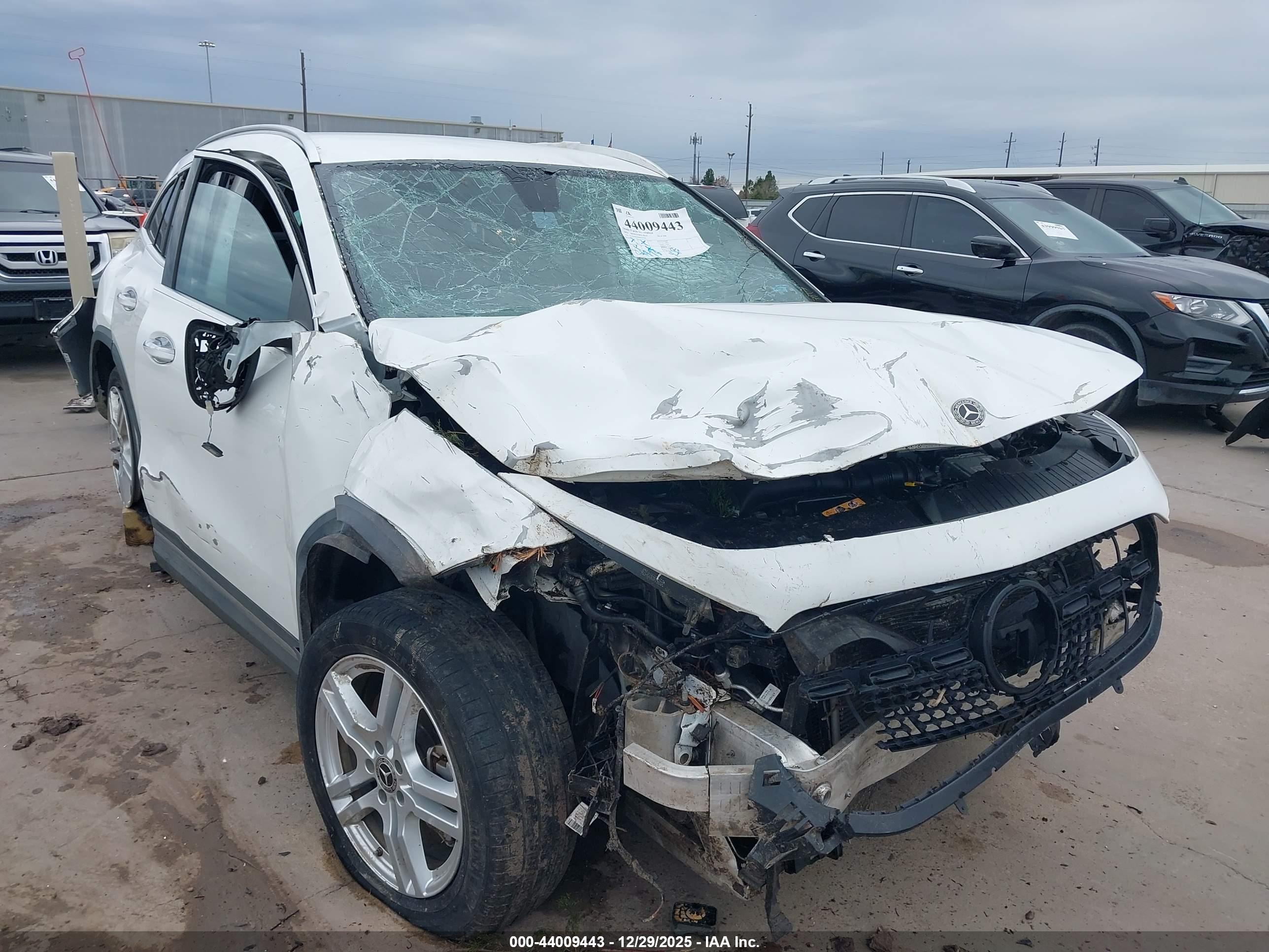 MERCEDES-BENZ GLA image 6