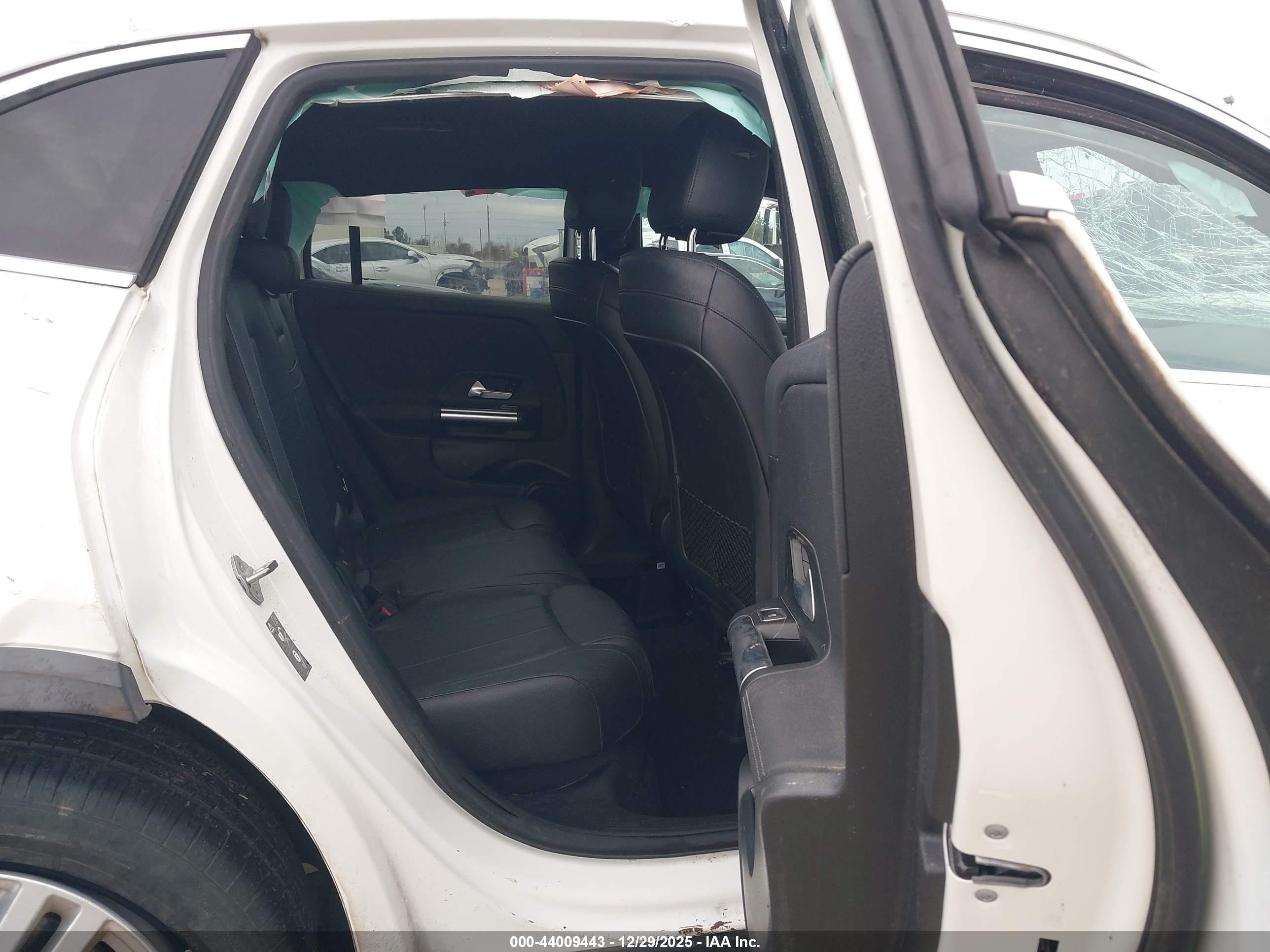 MERCEDES-BENZ GLA image 8