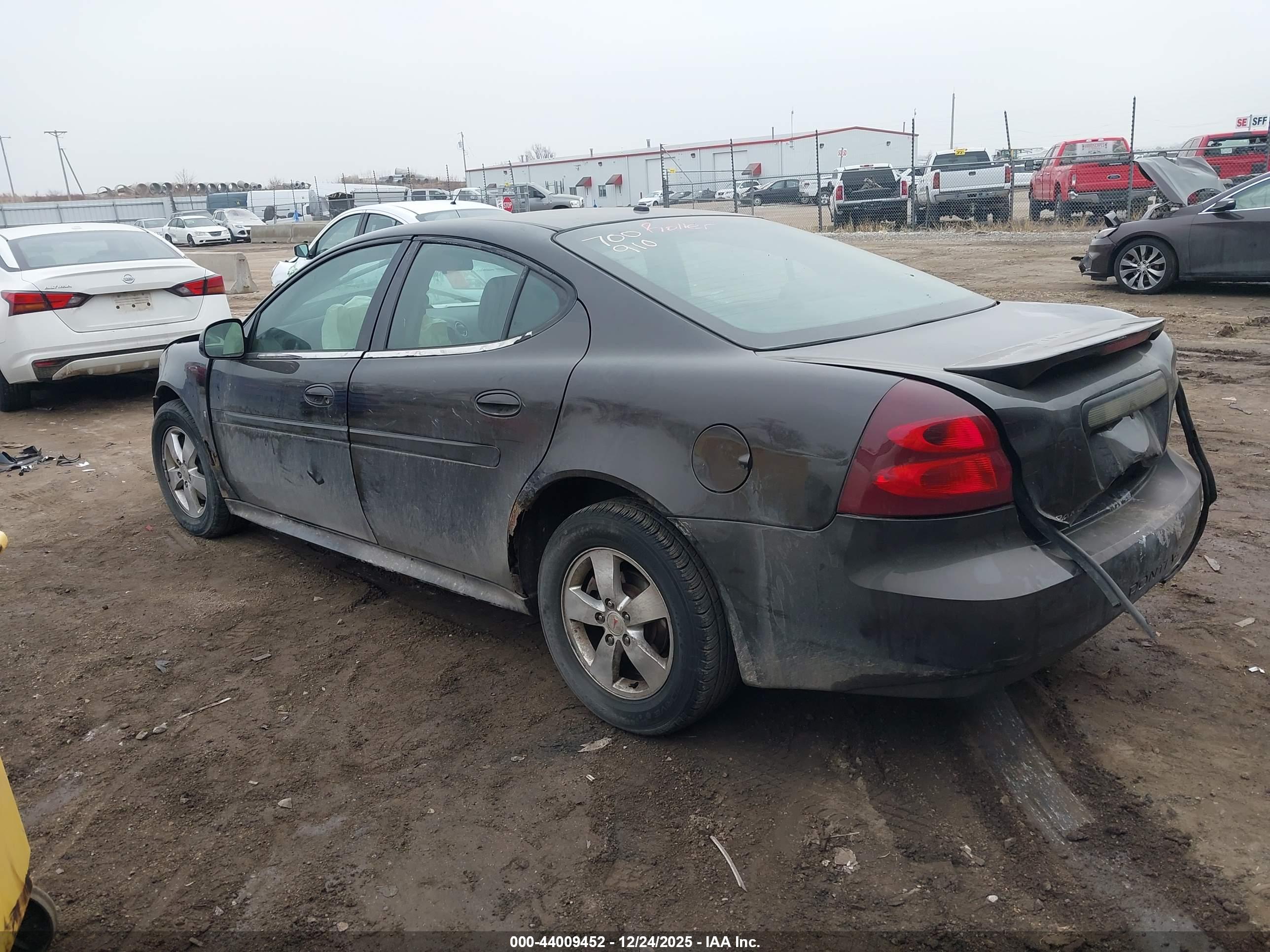 PONTIAC GRAND image 3