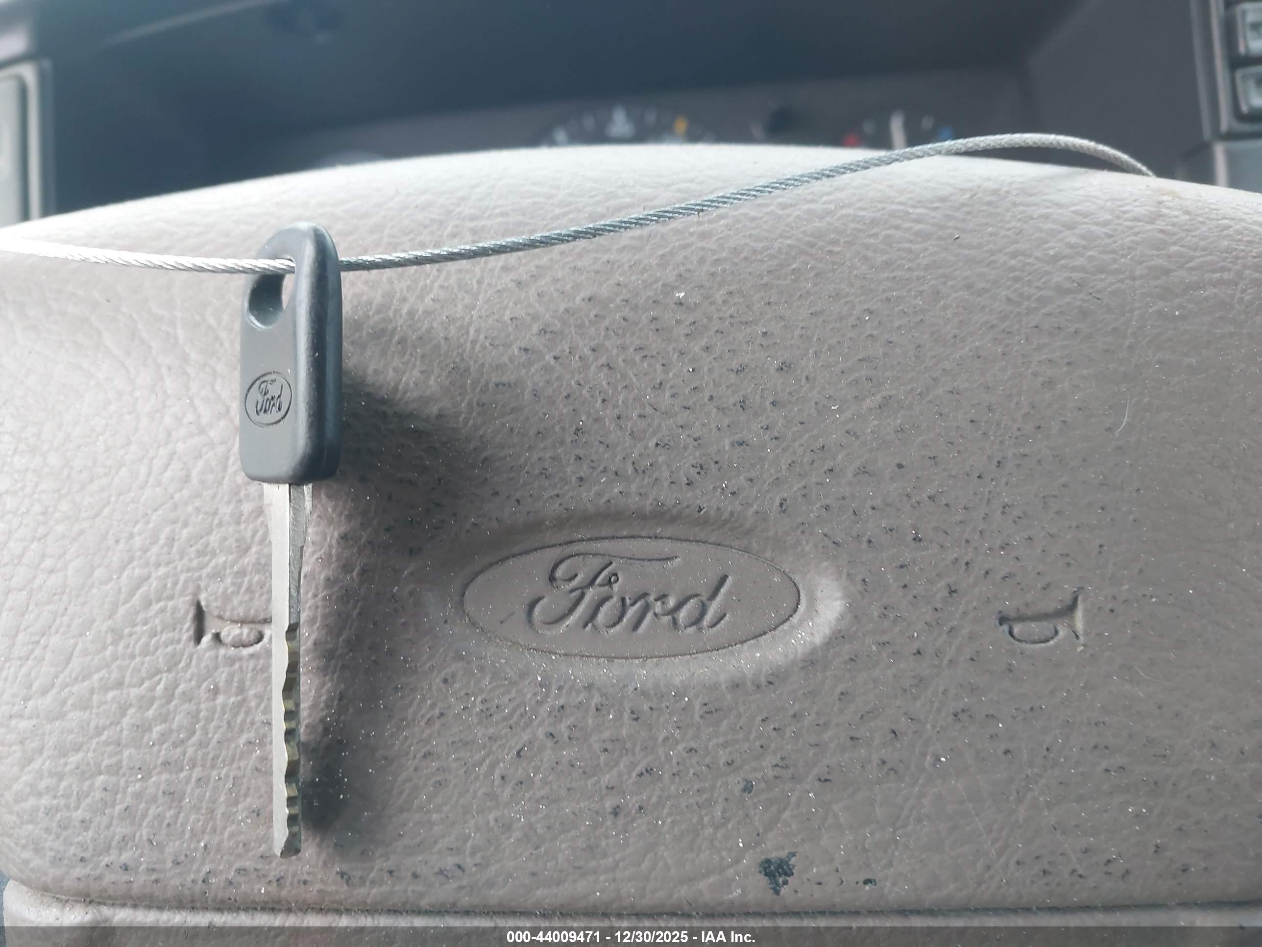 FORD TAURUS image 11