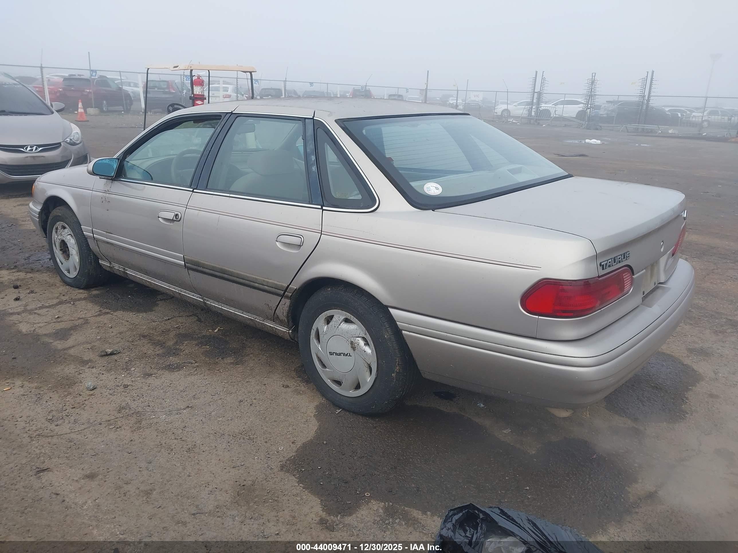 FORD TAURUS image 3