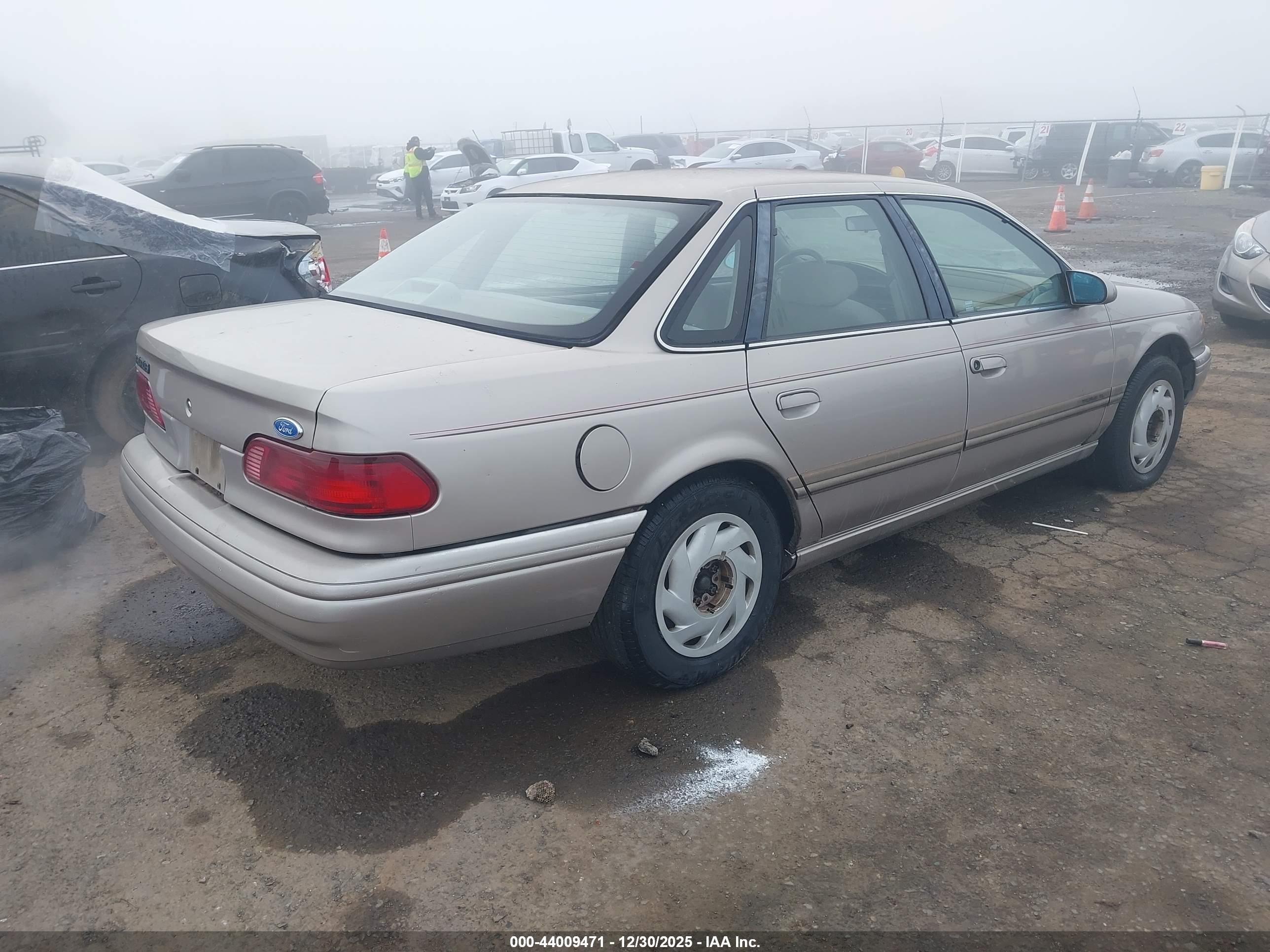 FORD TAURUS image 4