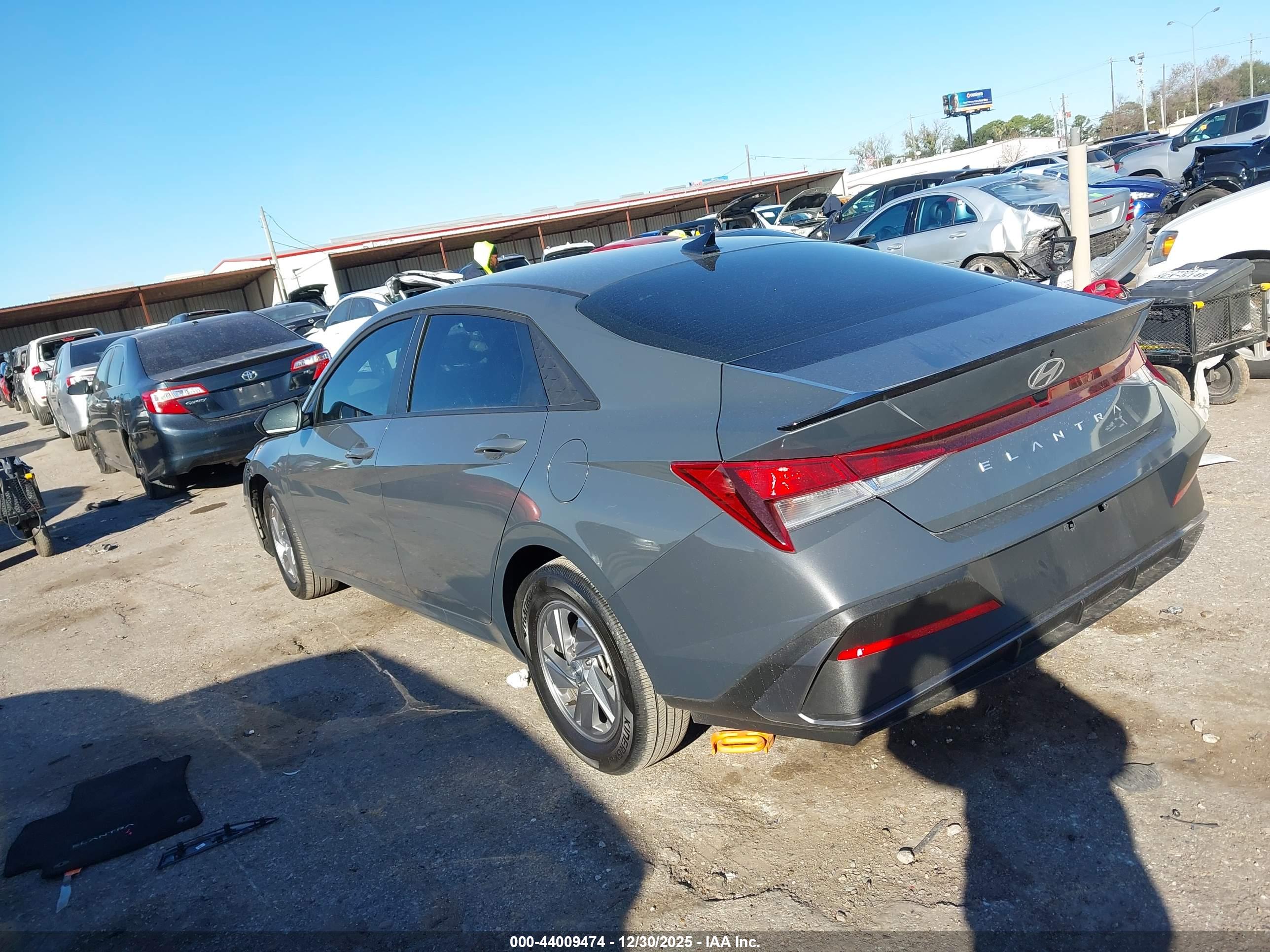 HYUNDAI ELANTRA image 3