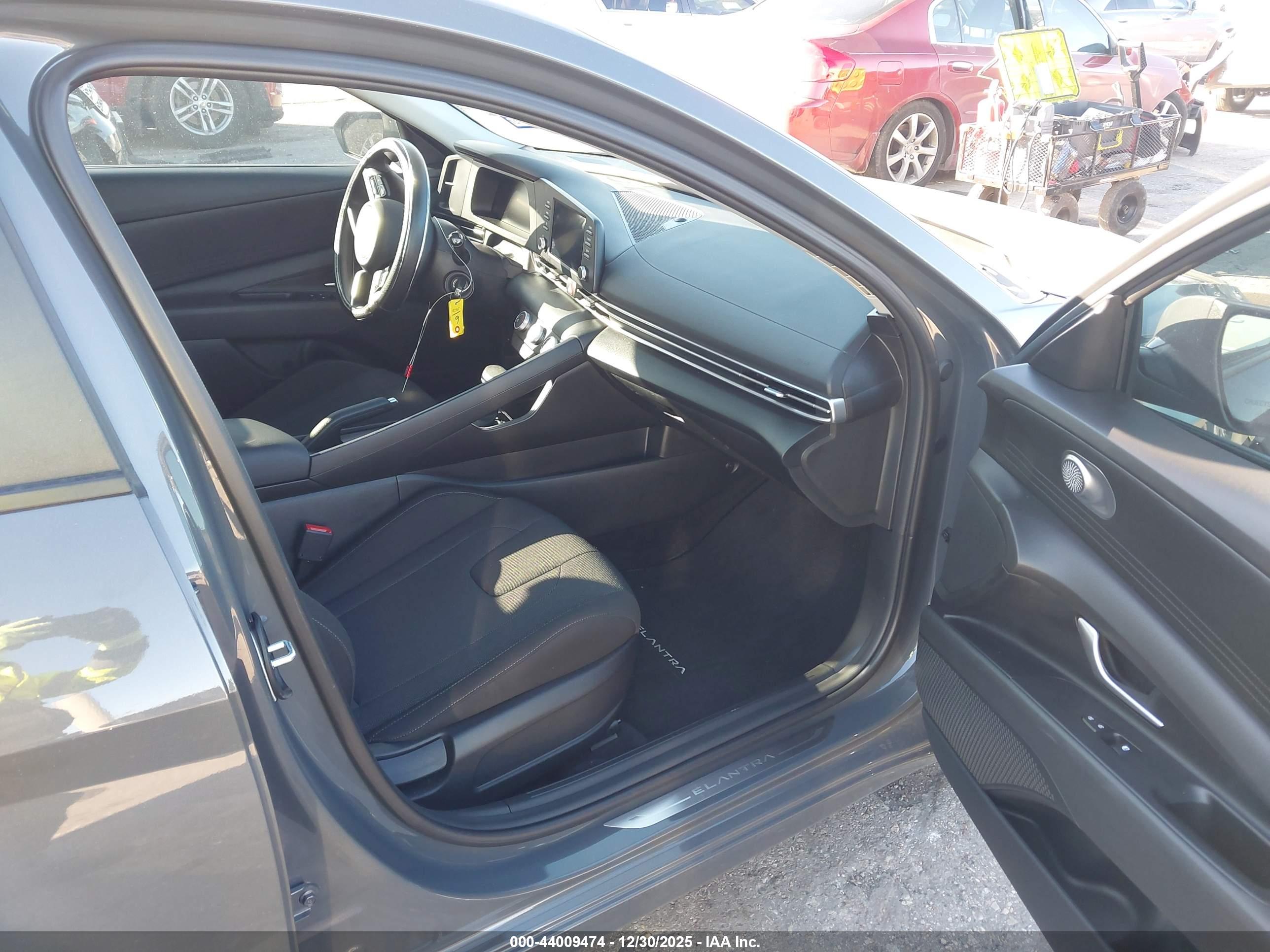 HYUNDAI ELANTRA image 5