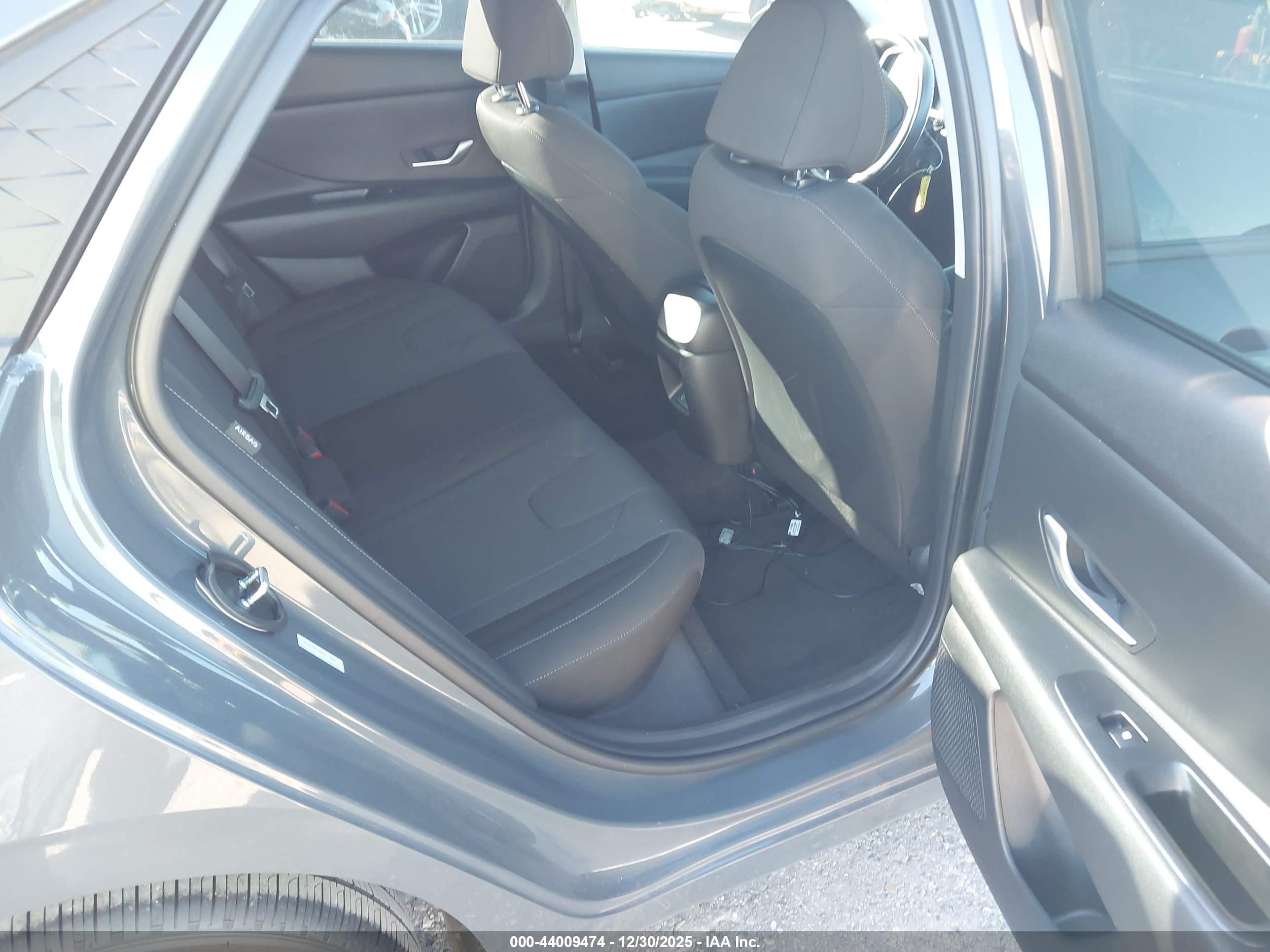 HYUNDAI ELANTRA image 8