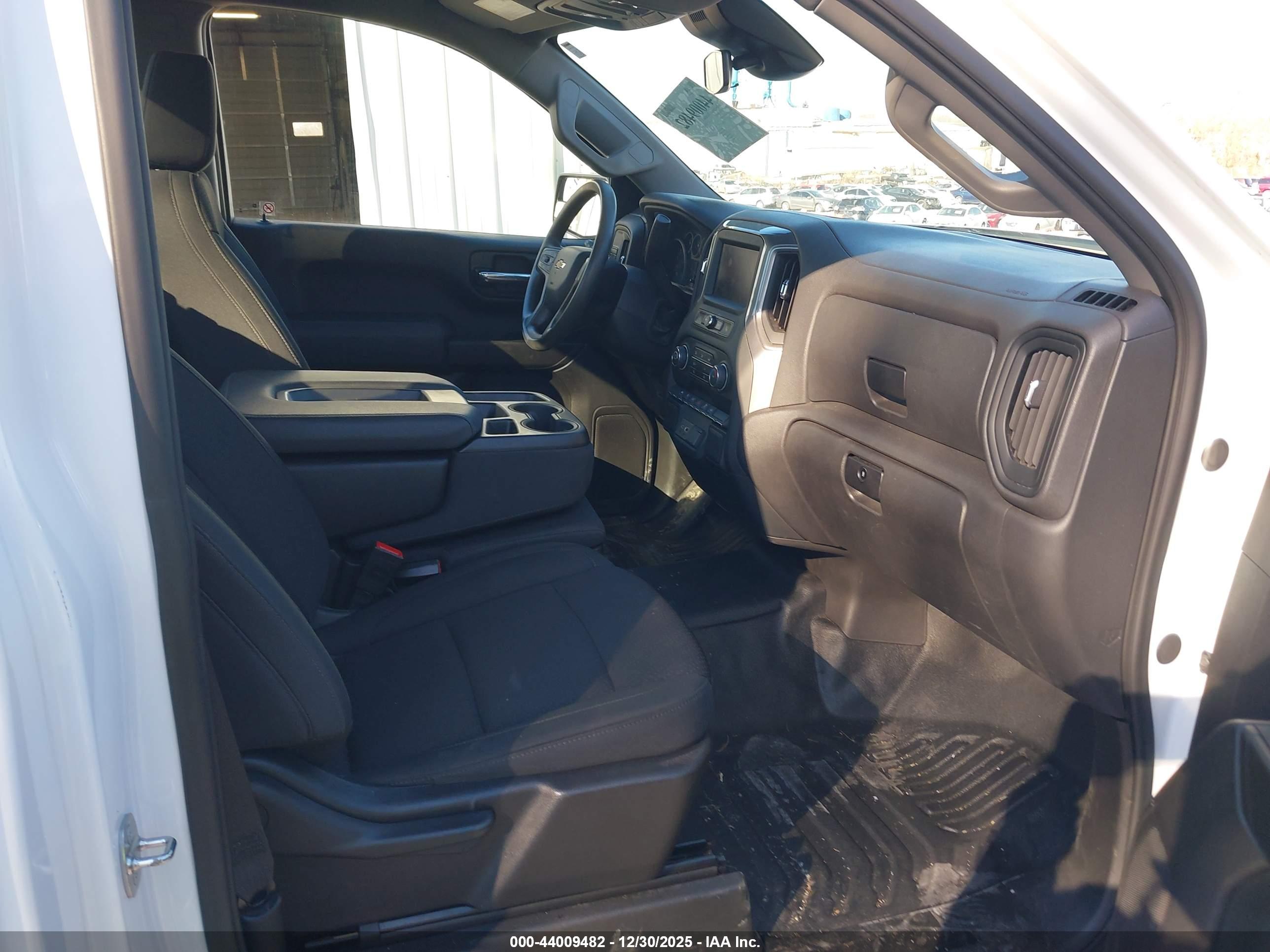 CHEVROLET SILVERADO image 5