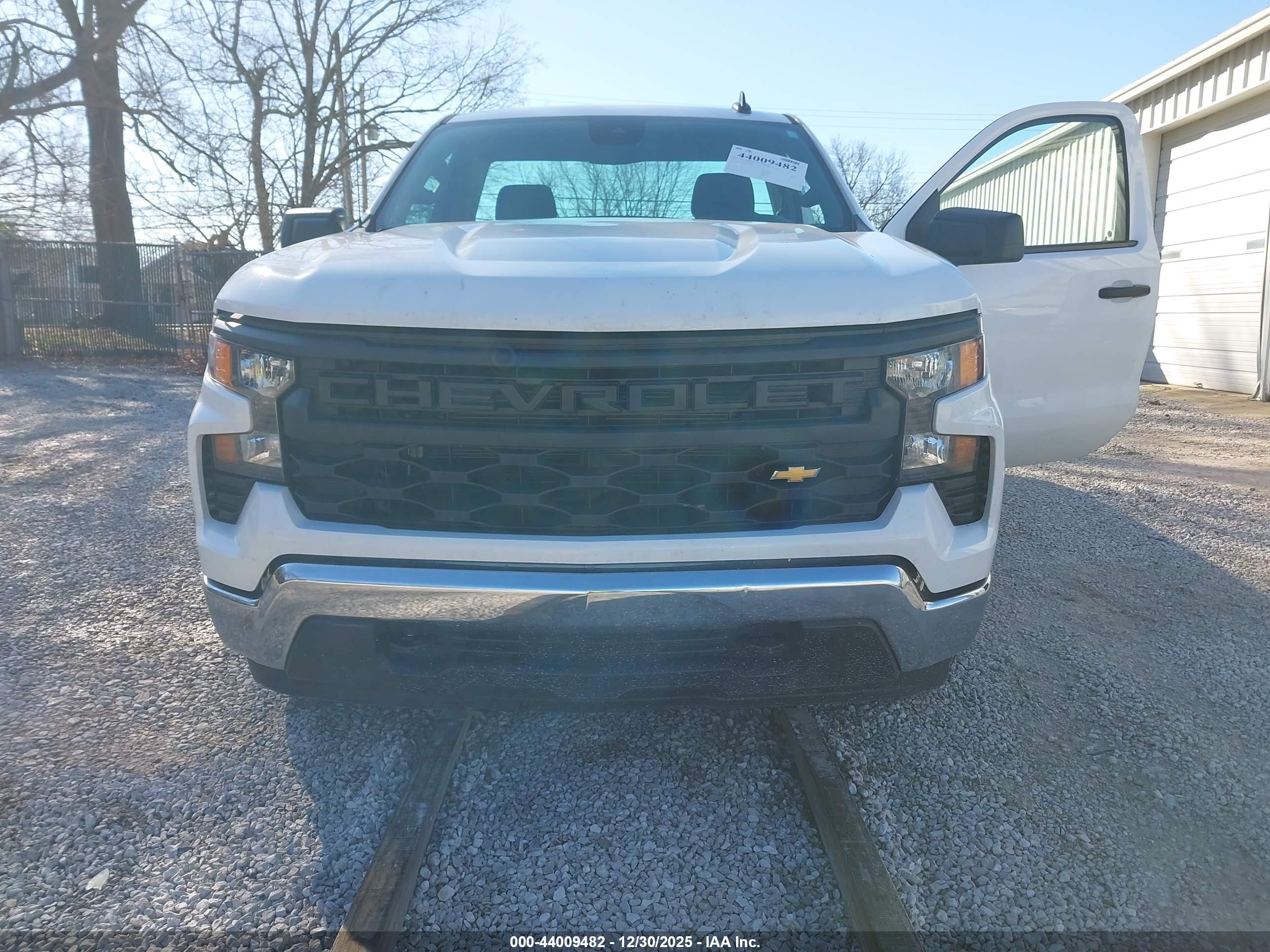 CHEVROLET SILVERADO image 6