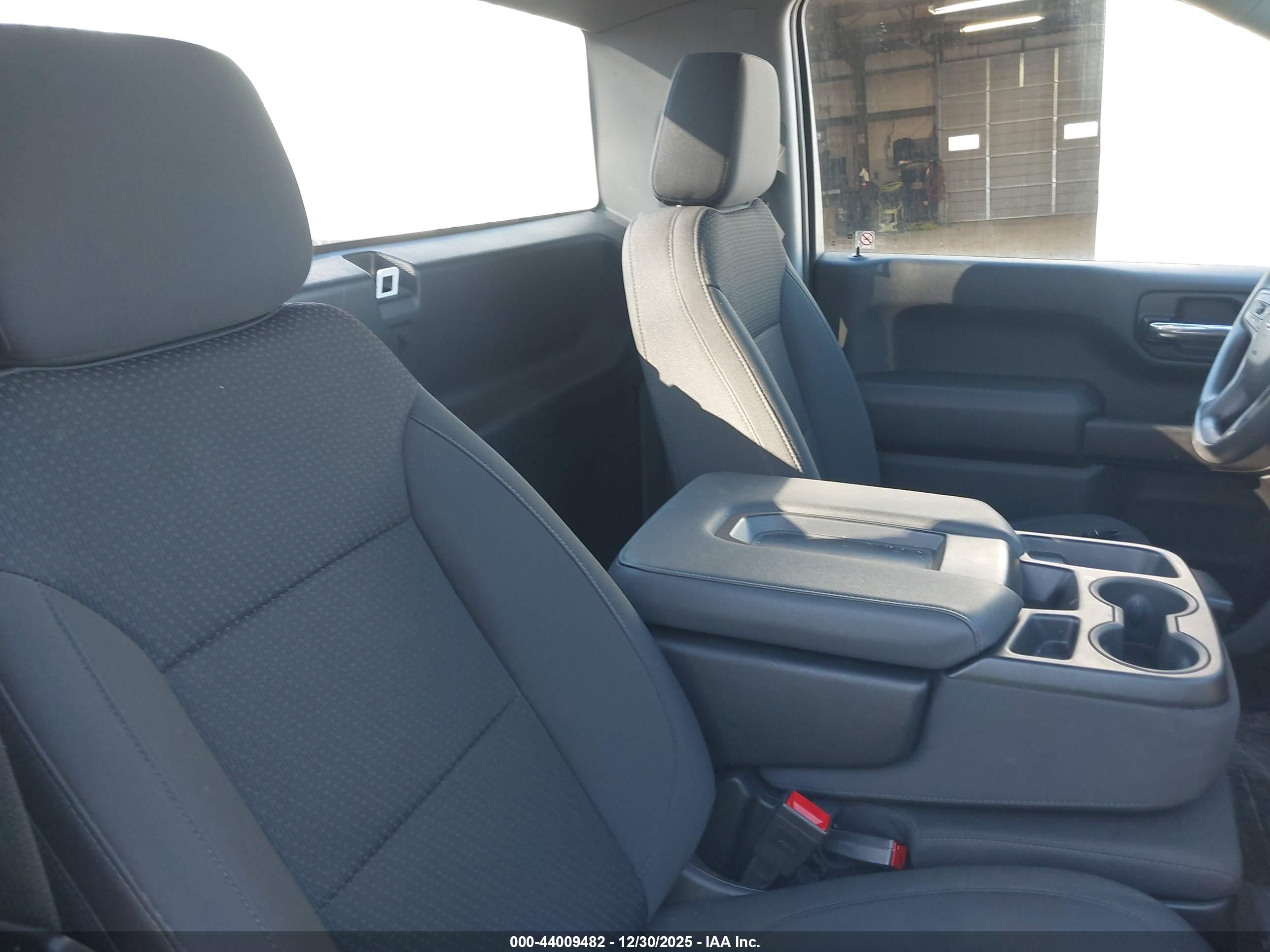 CHEVROLET SILVERADO image 8
