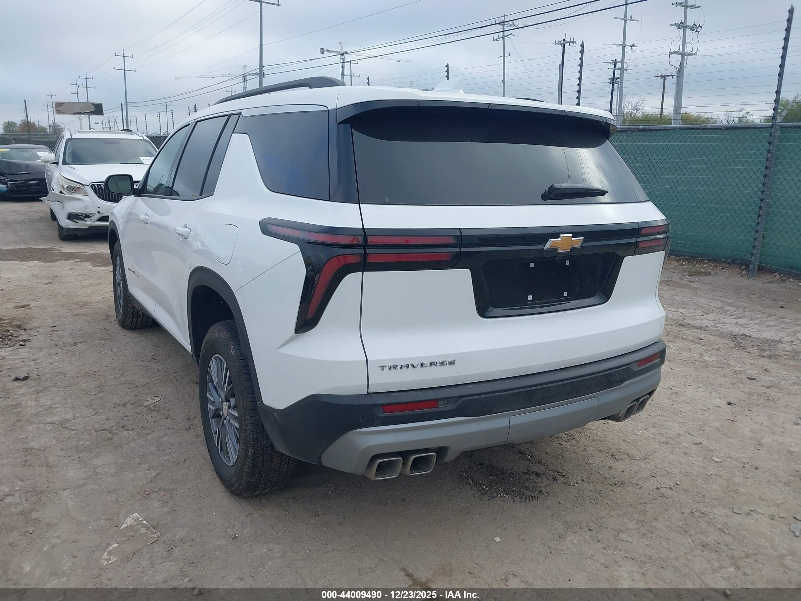 CHEVROLET TRAVERSE image 3