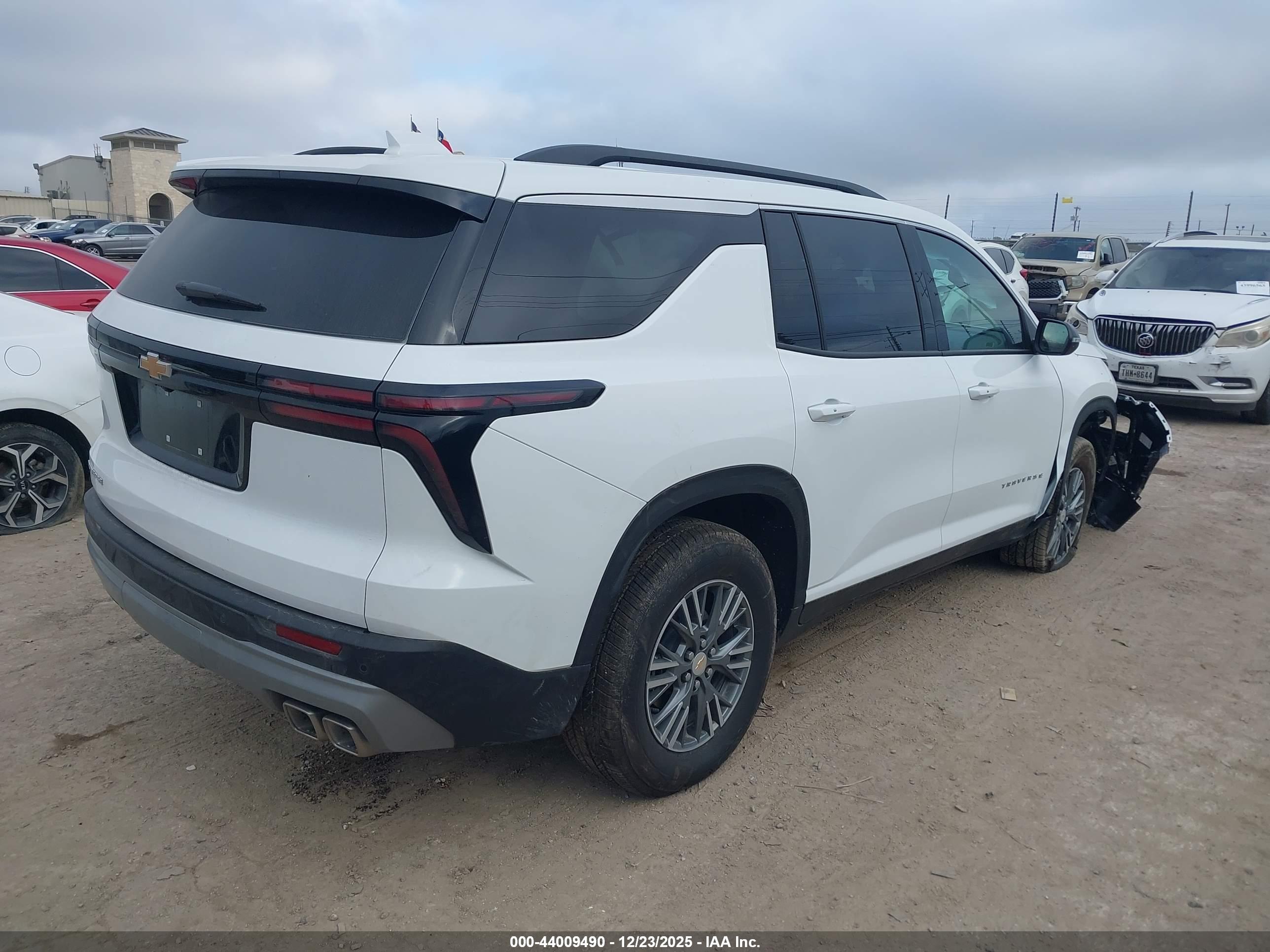 CHEVROLET TRAVERSE image 4