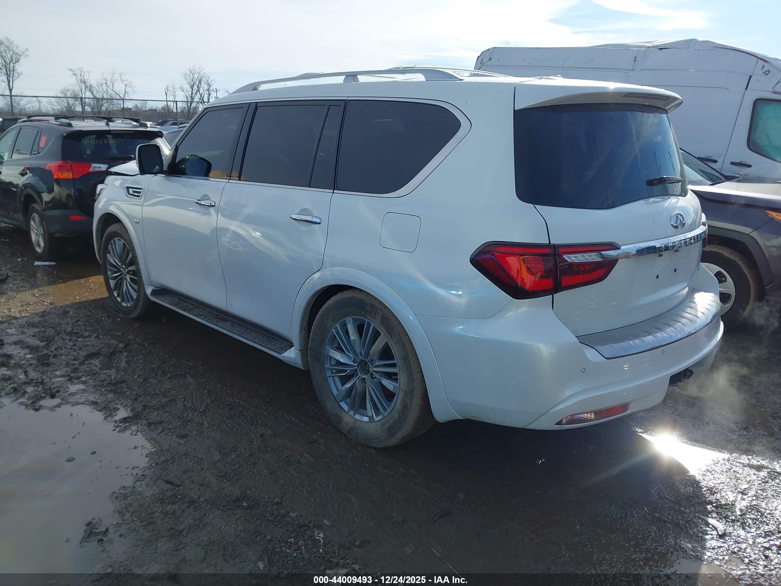 INFINITI QX80 image 3