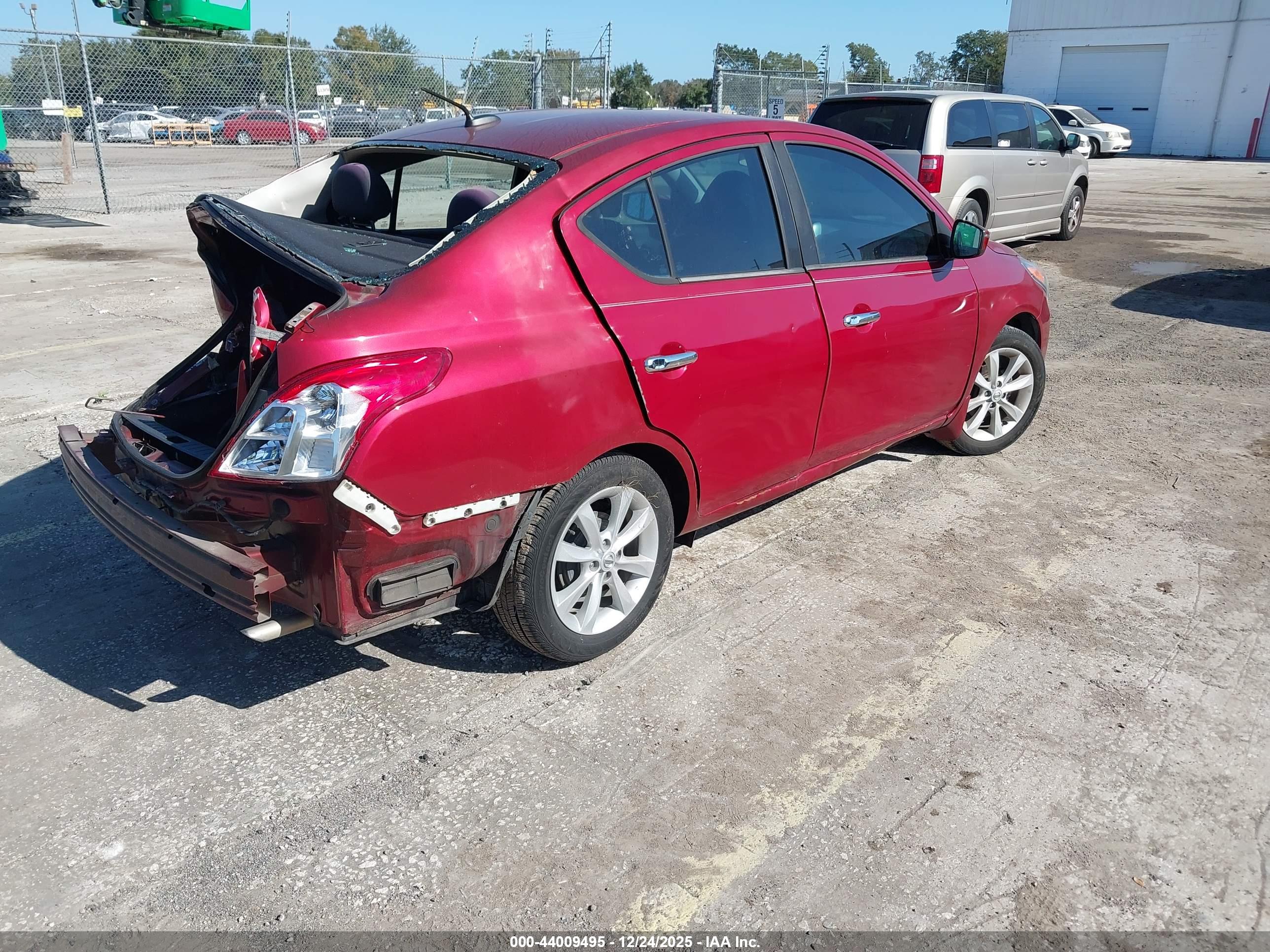NISSAN VERSA image 4