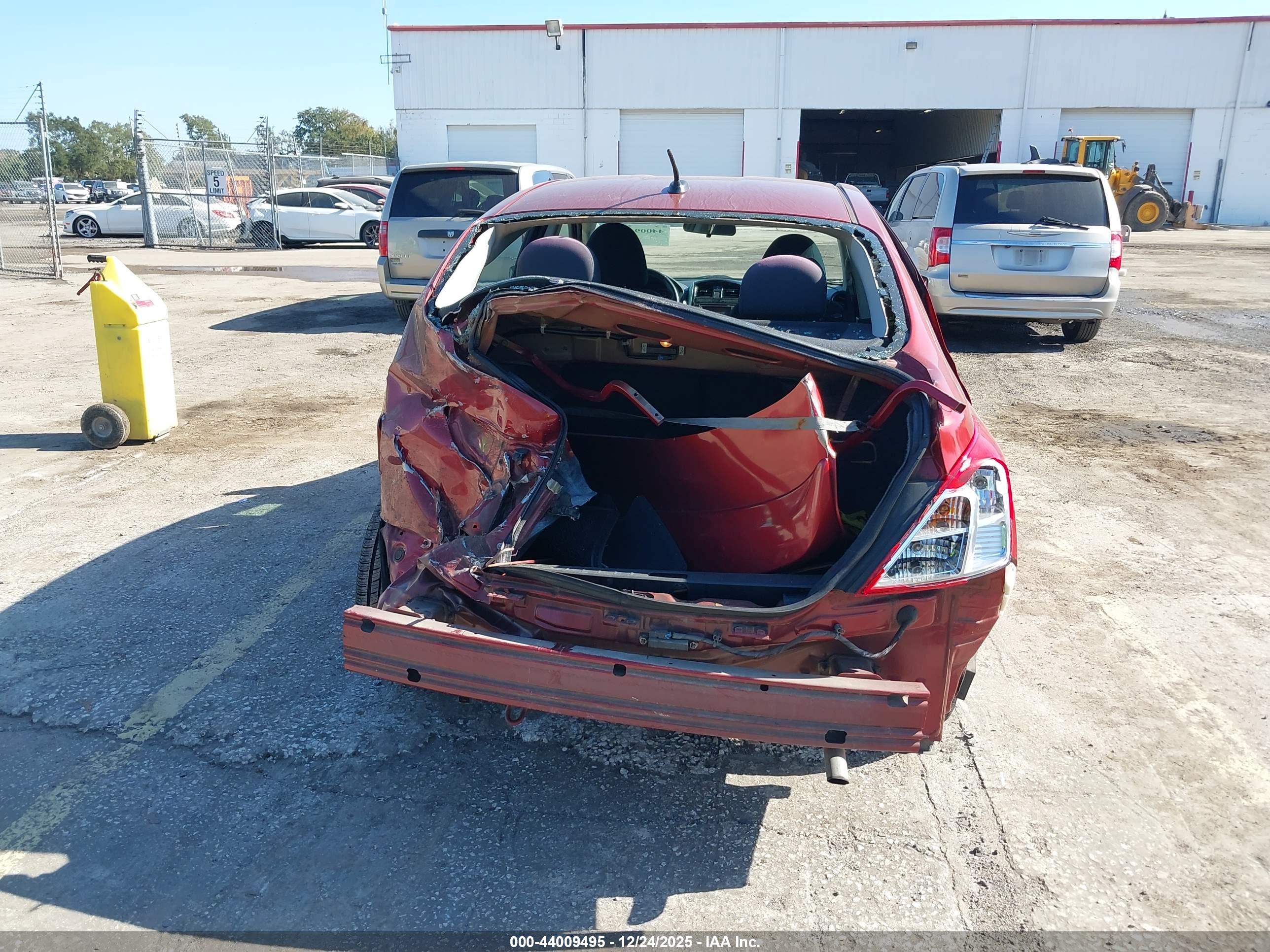 NISSAN VERSA image 6