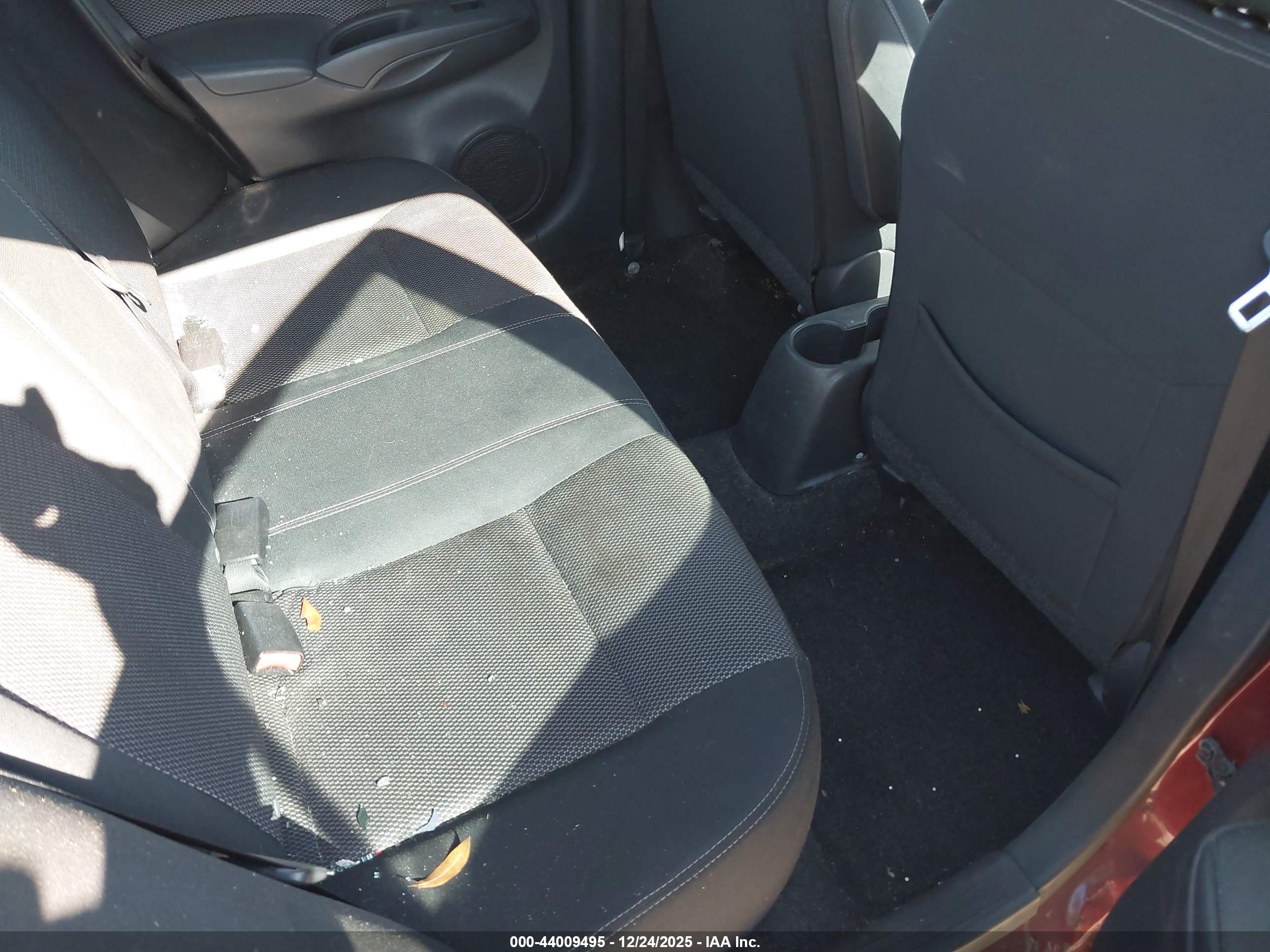 NISSAN VERSA image 8