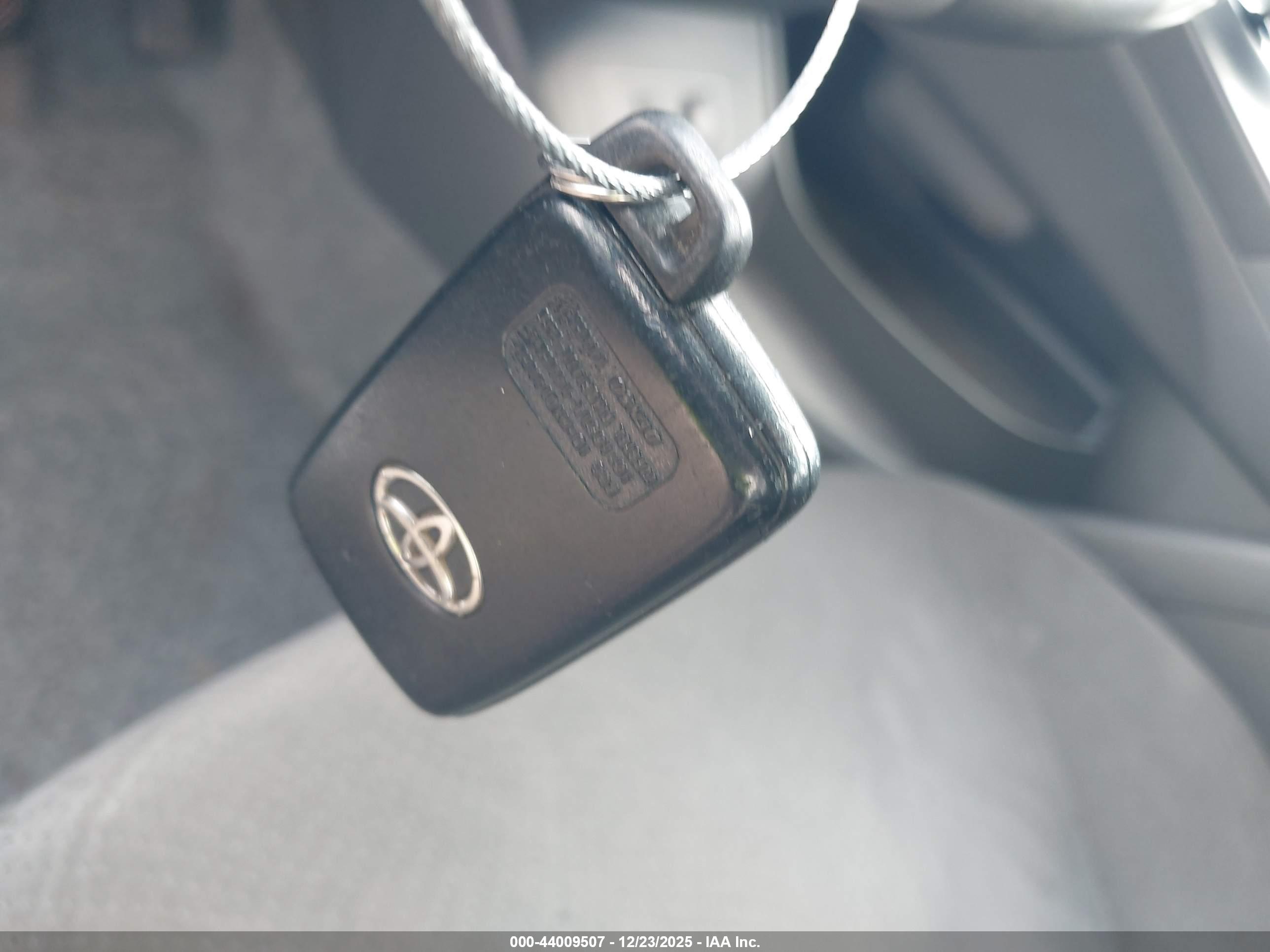 TOYOTA PRIUS image 11