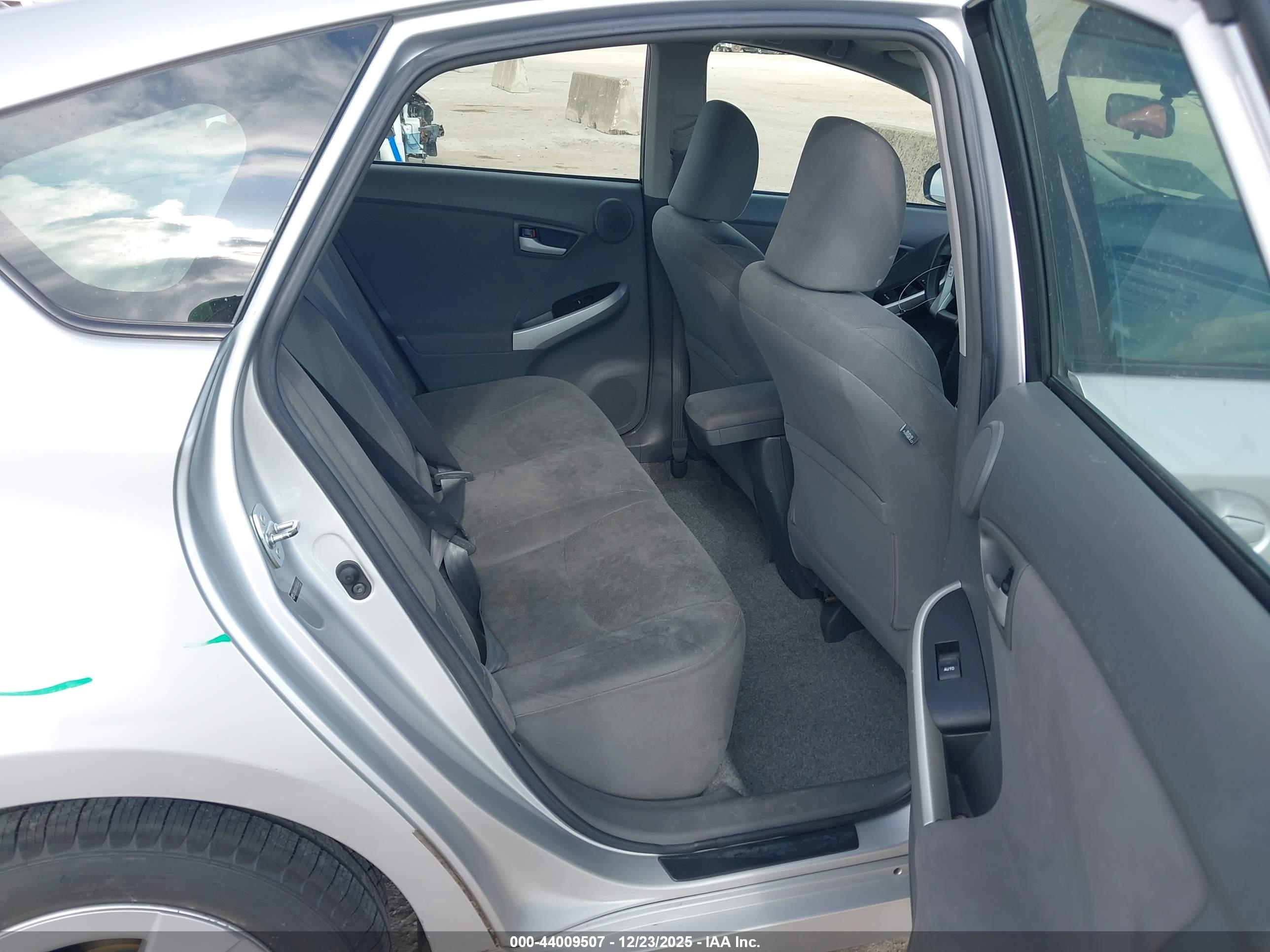 TOYOTA PRIUS image 8