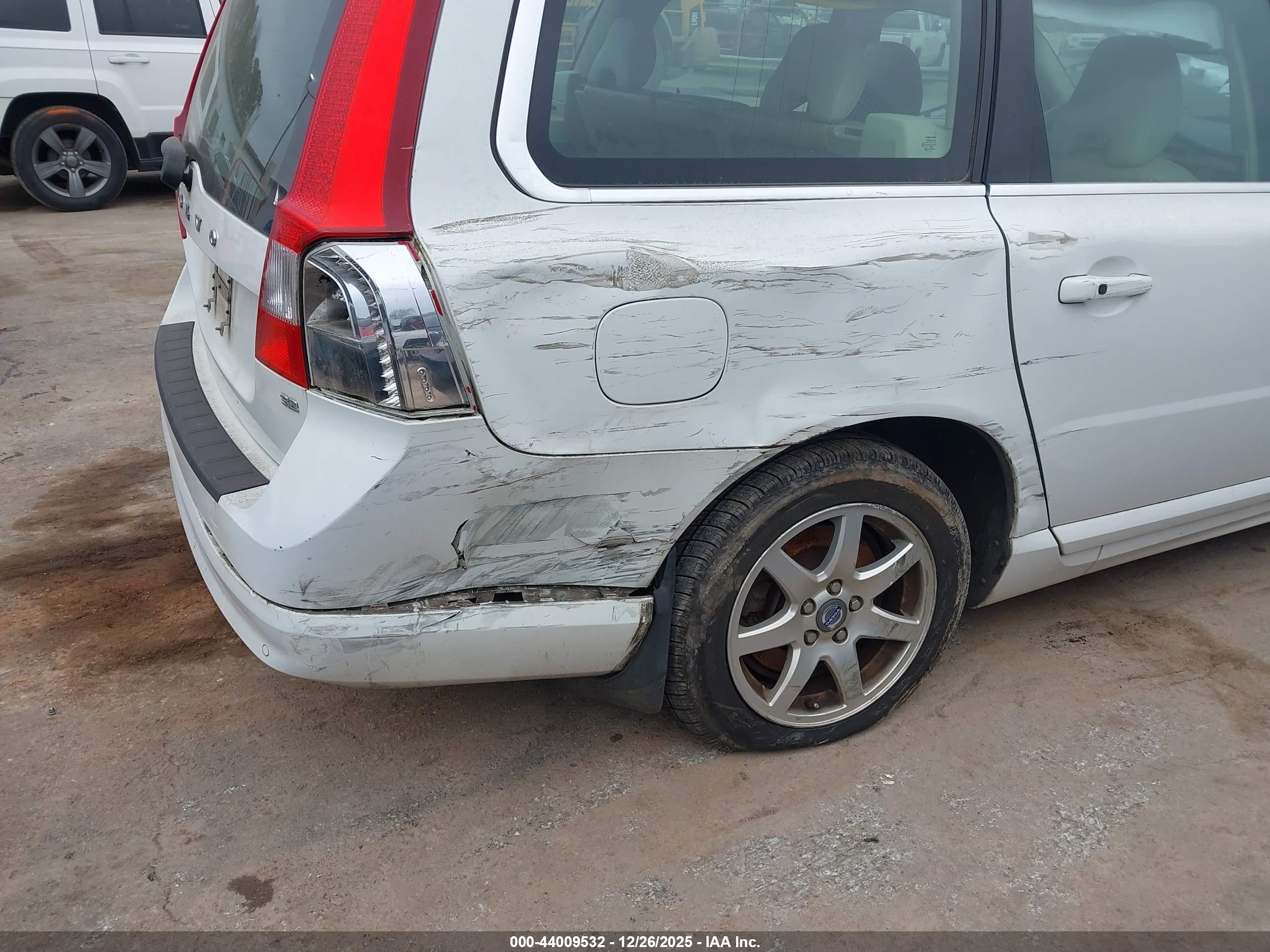 VOLVO V70 image 6