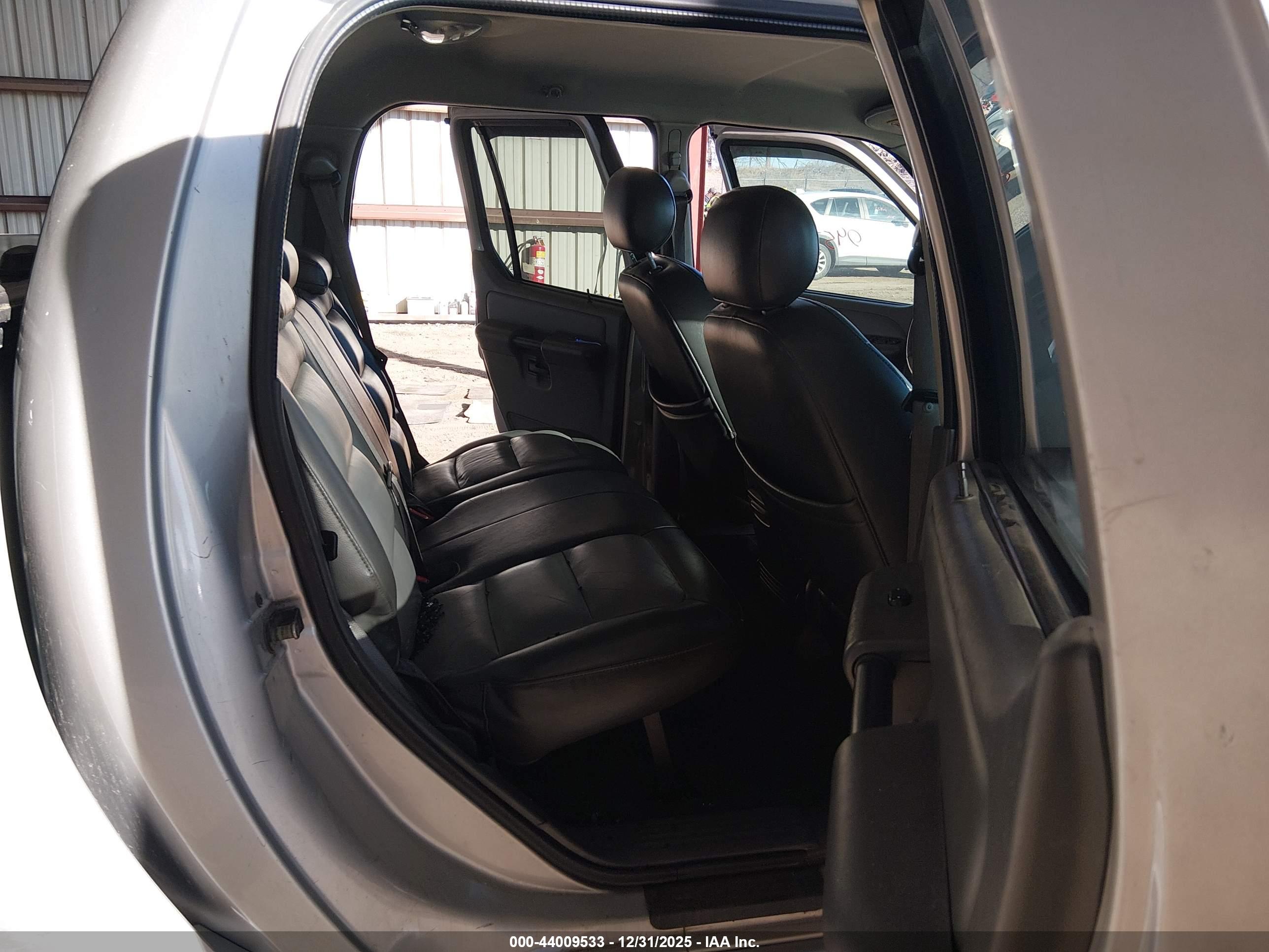FORD EXPLORER image 8