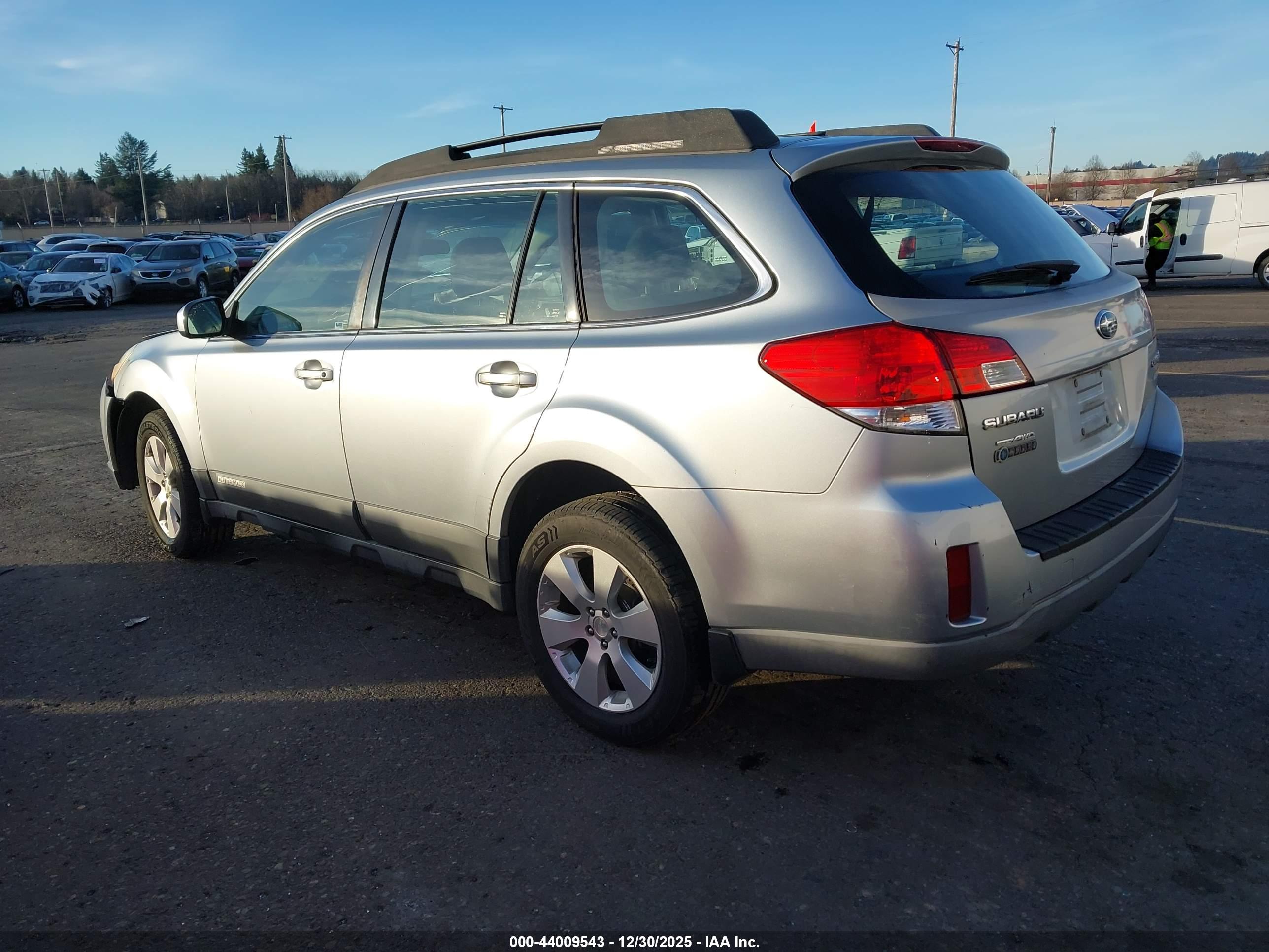 SUBARU OUTBACK image 3
