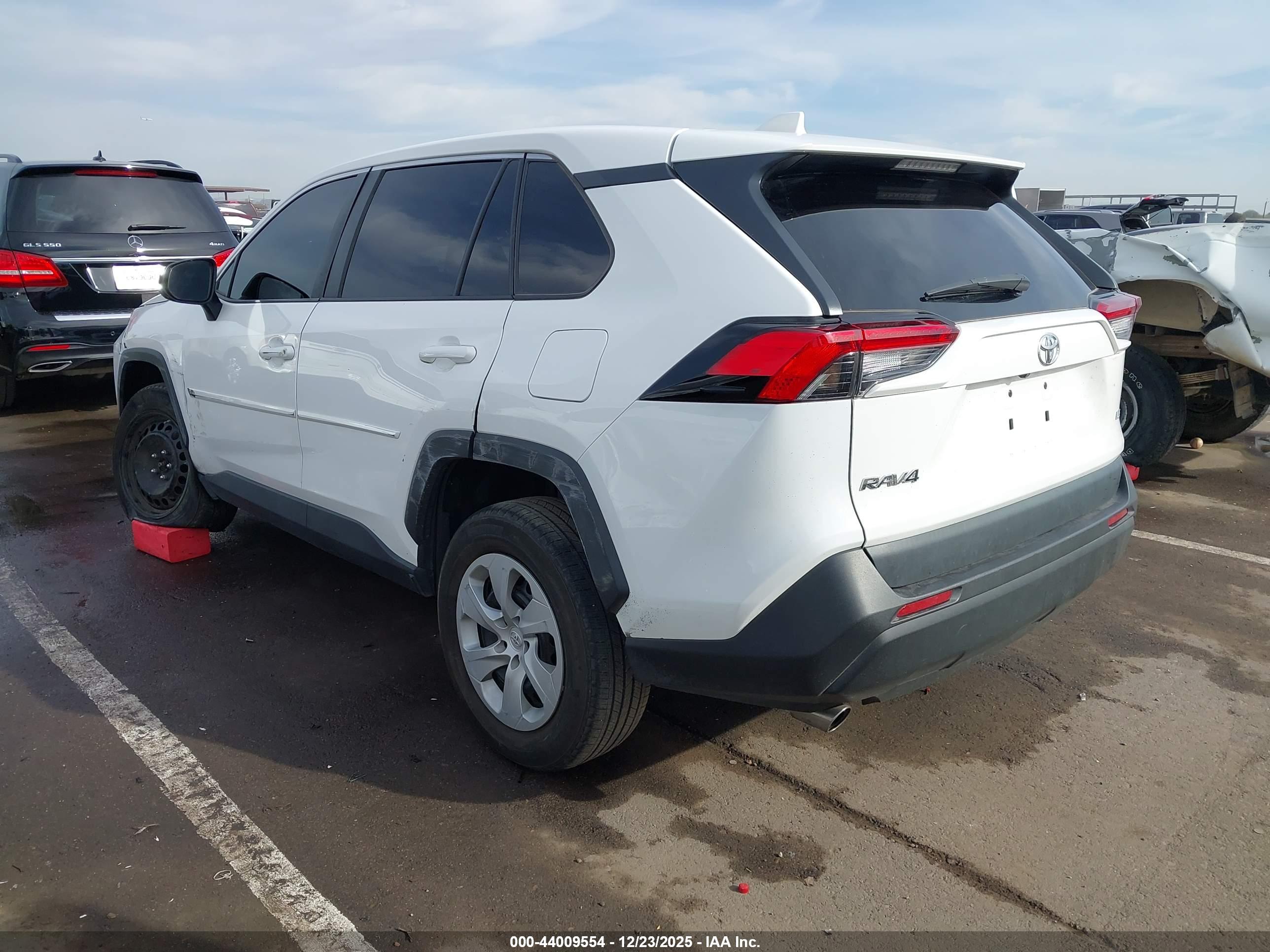 TOYOTA RAV4 image 3
