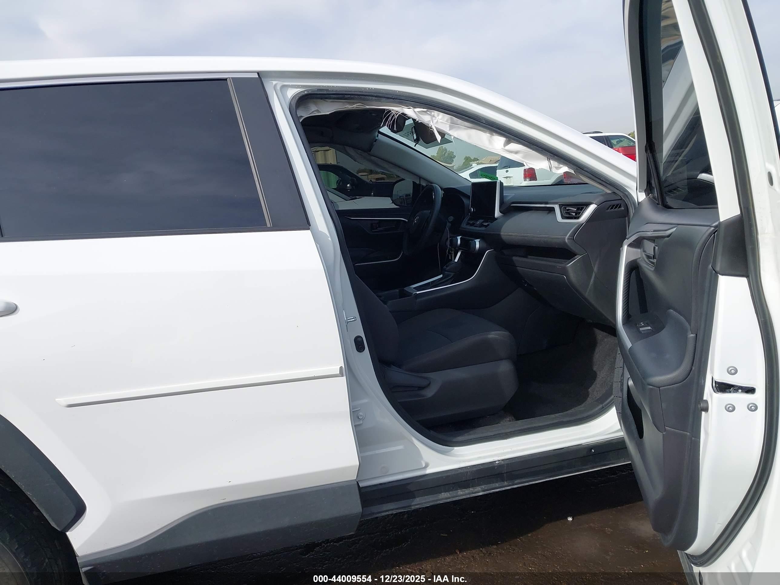 TOYOTA RAV4 image 5