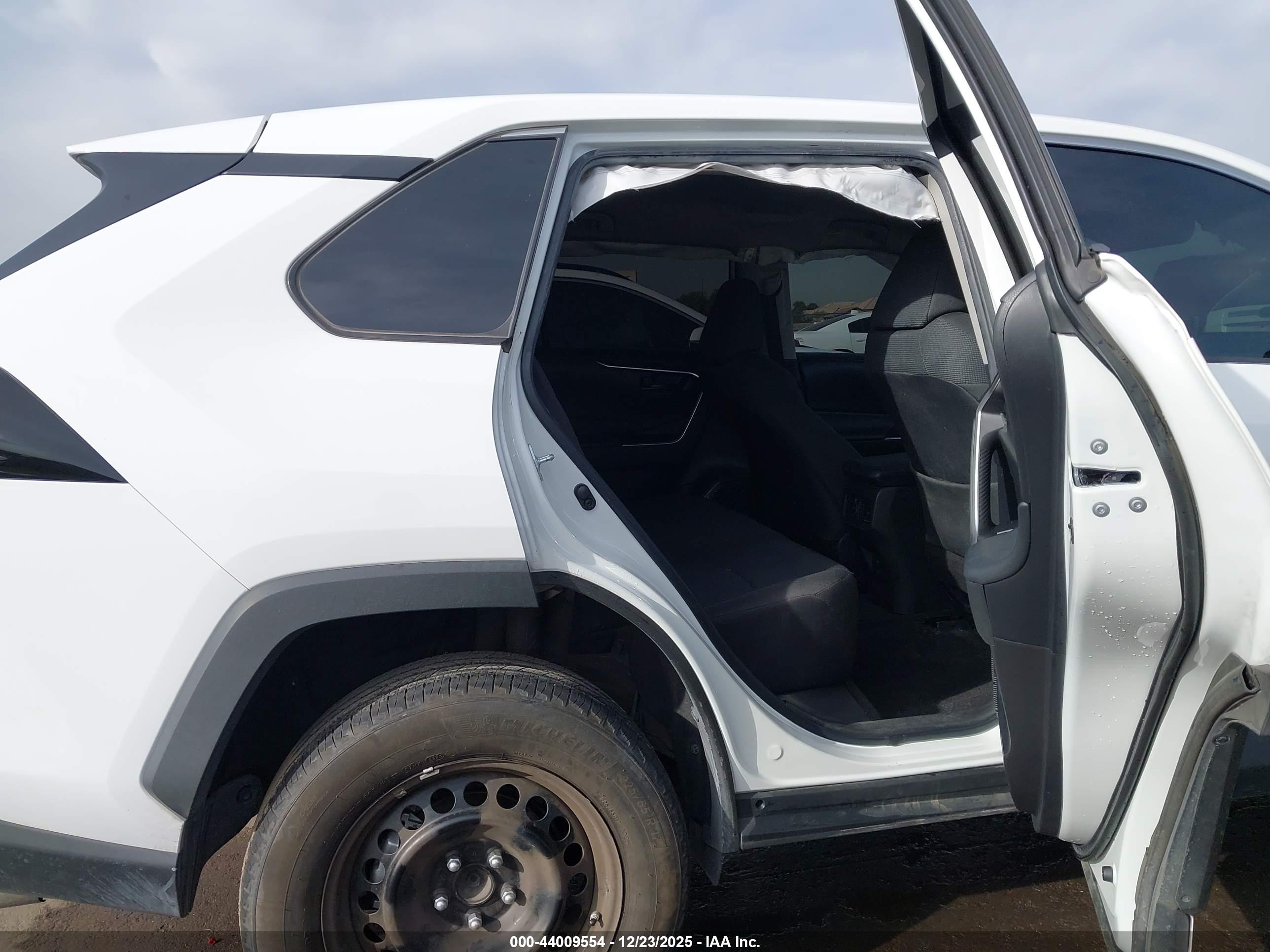 TOYOTA RAV4 image 8