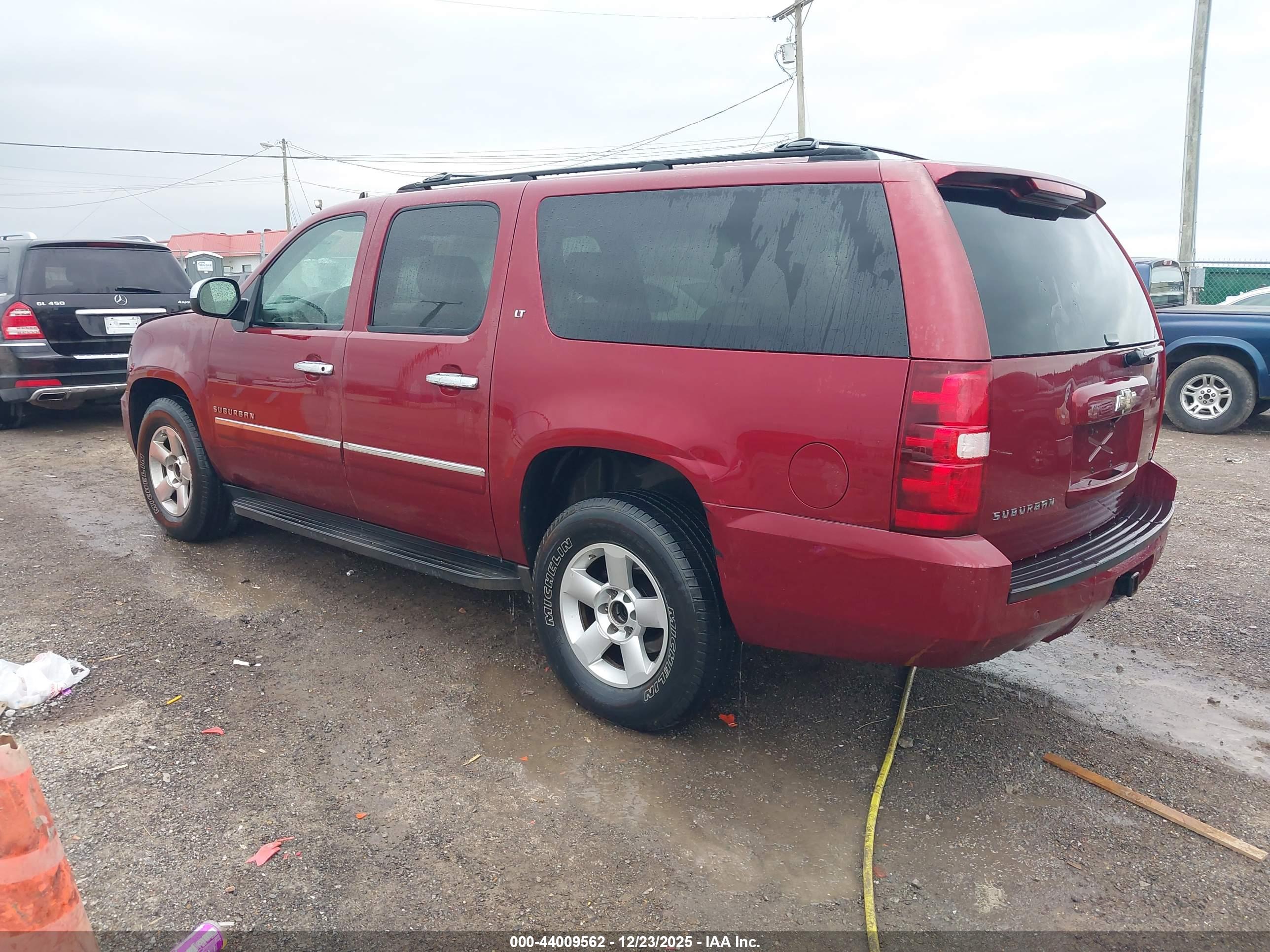 CHEVROLET SUBURBAN image 3