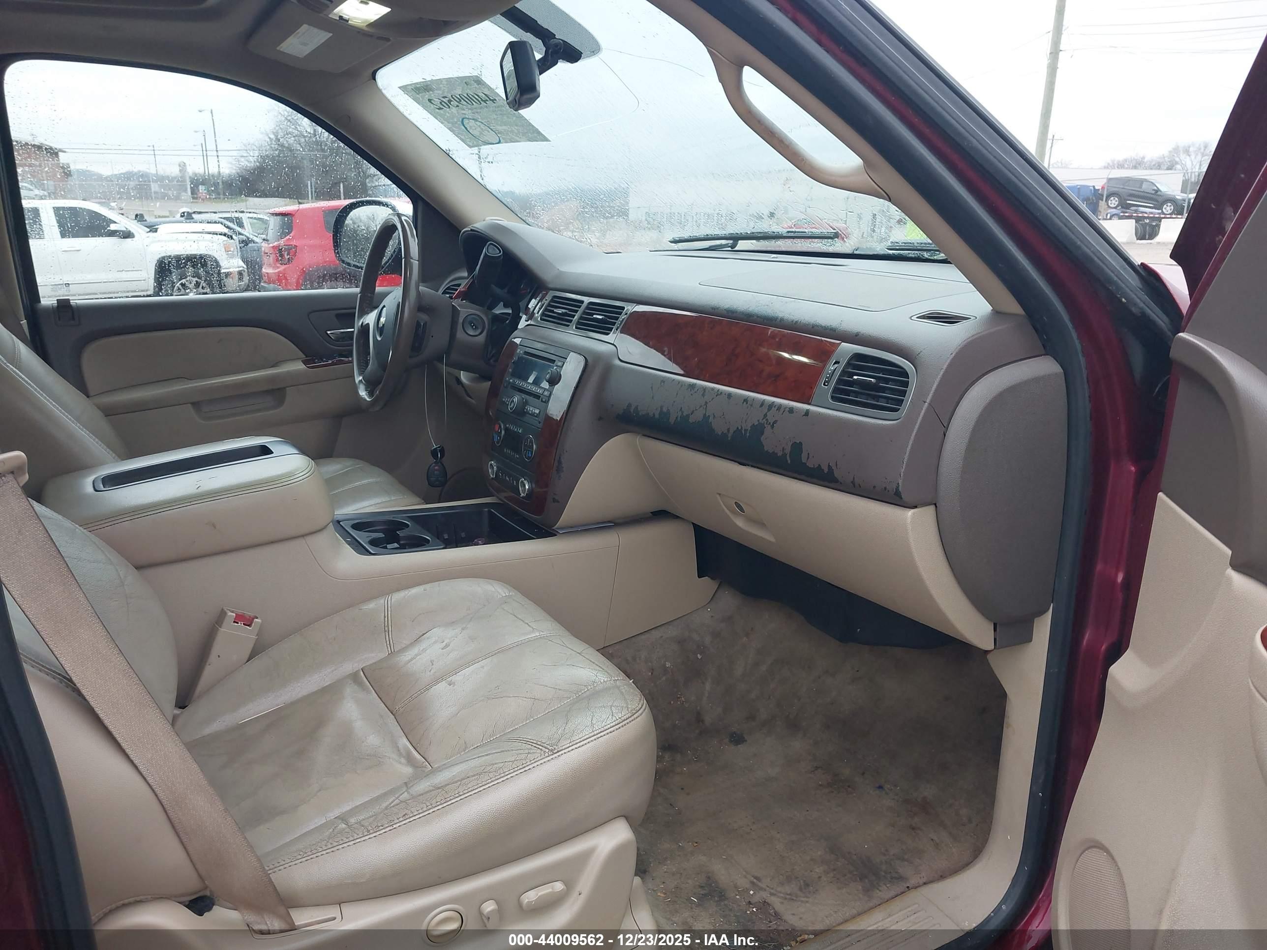 CHEVROLET SUBURBAN image 5