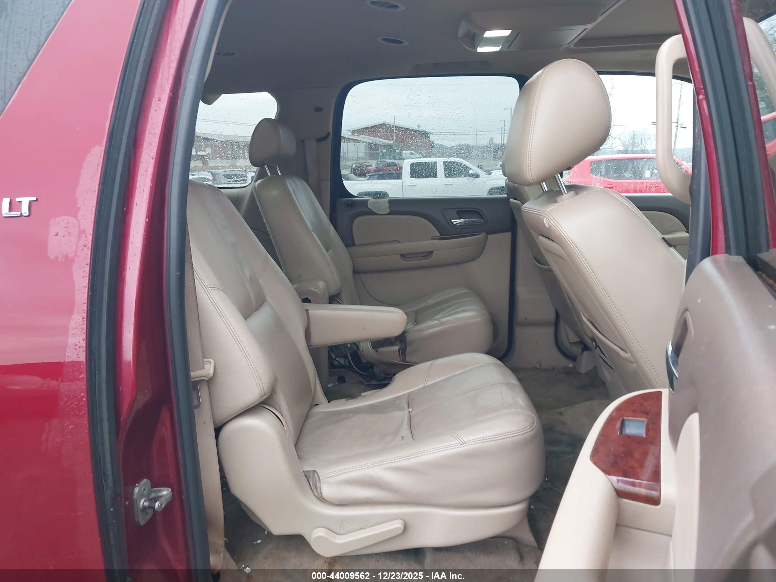 CHEVROLET SUBURBAN image 8