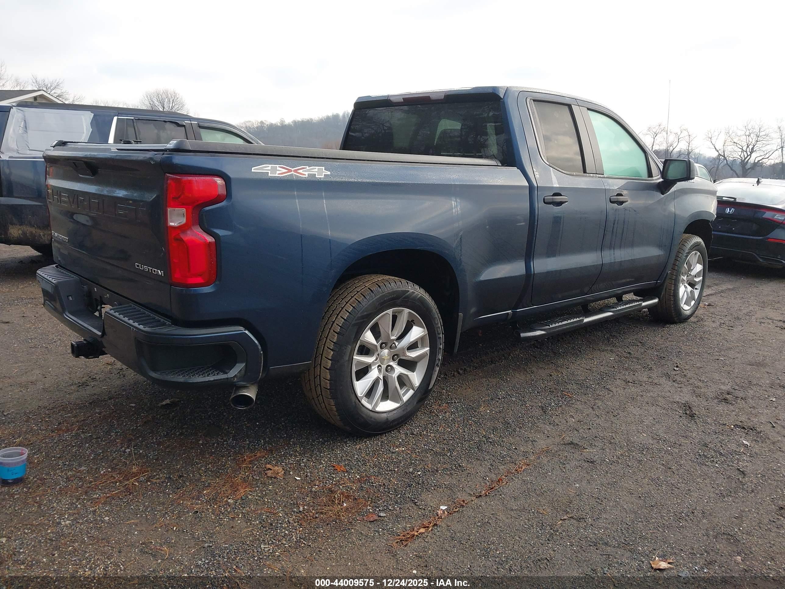 CHEVROLET SILVERADO image 4