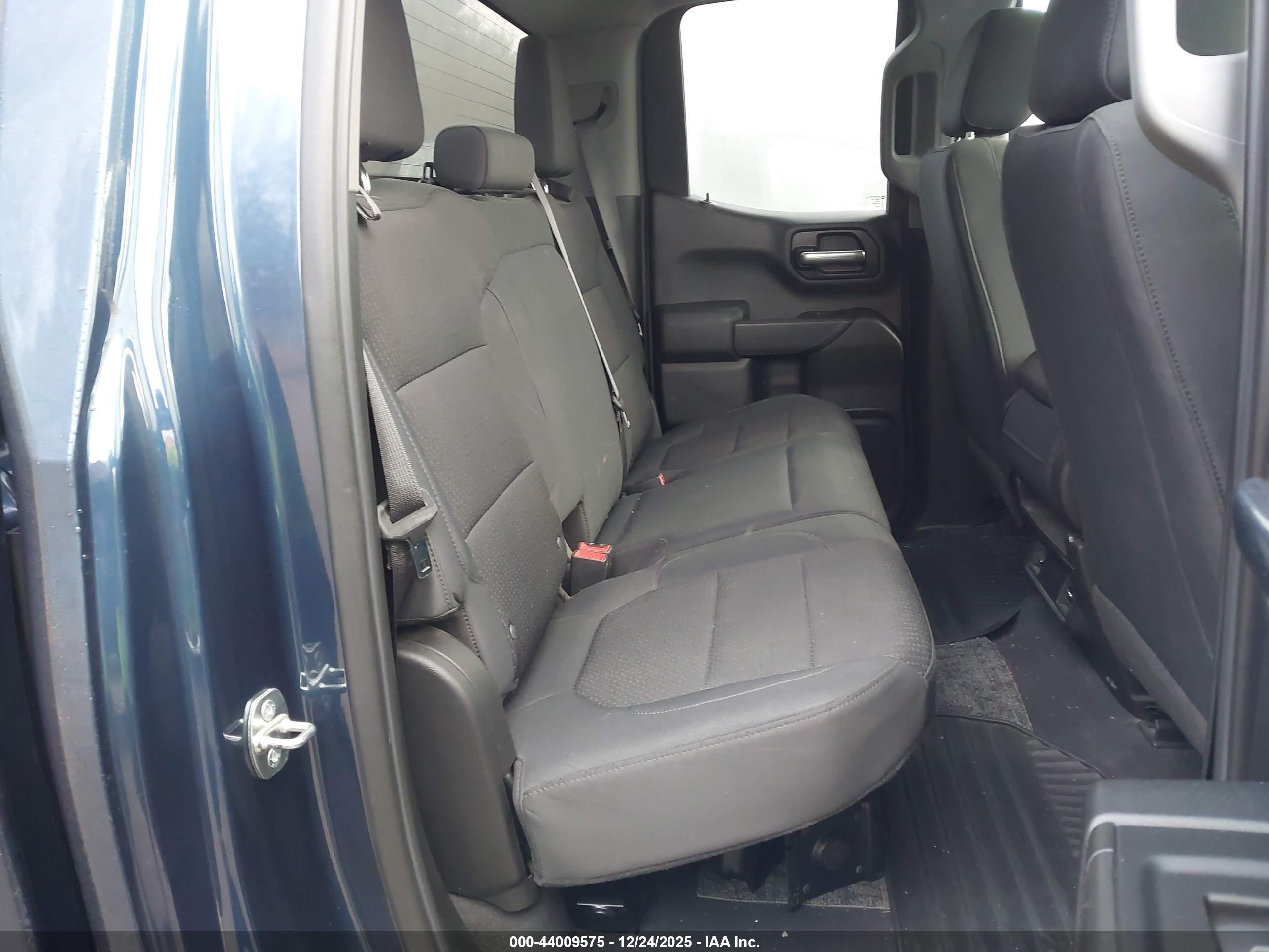 CHEVROLET SILVERADO image 8